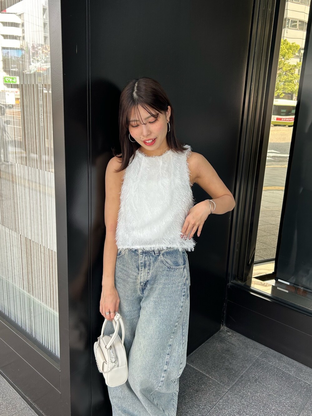 「デニム、デニムコーデ、アメスリ、アメスリトップス、フェザー」｜「Chicoのアメスリフェザーブラウス（シャツ/ブラウス、ホワイト系）」を使った、Misatoさん（骨格ウェーブ・レディース・160cm）の夏コーディネートの6枚目の写真