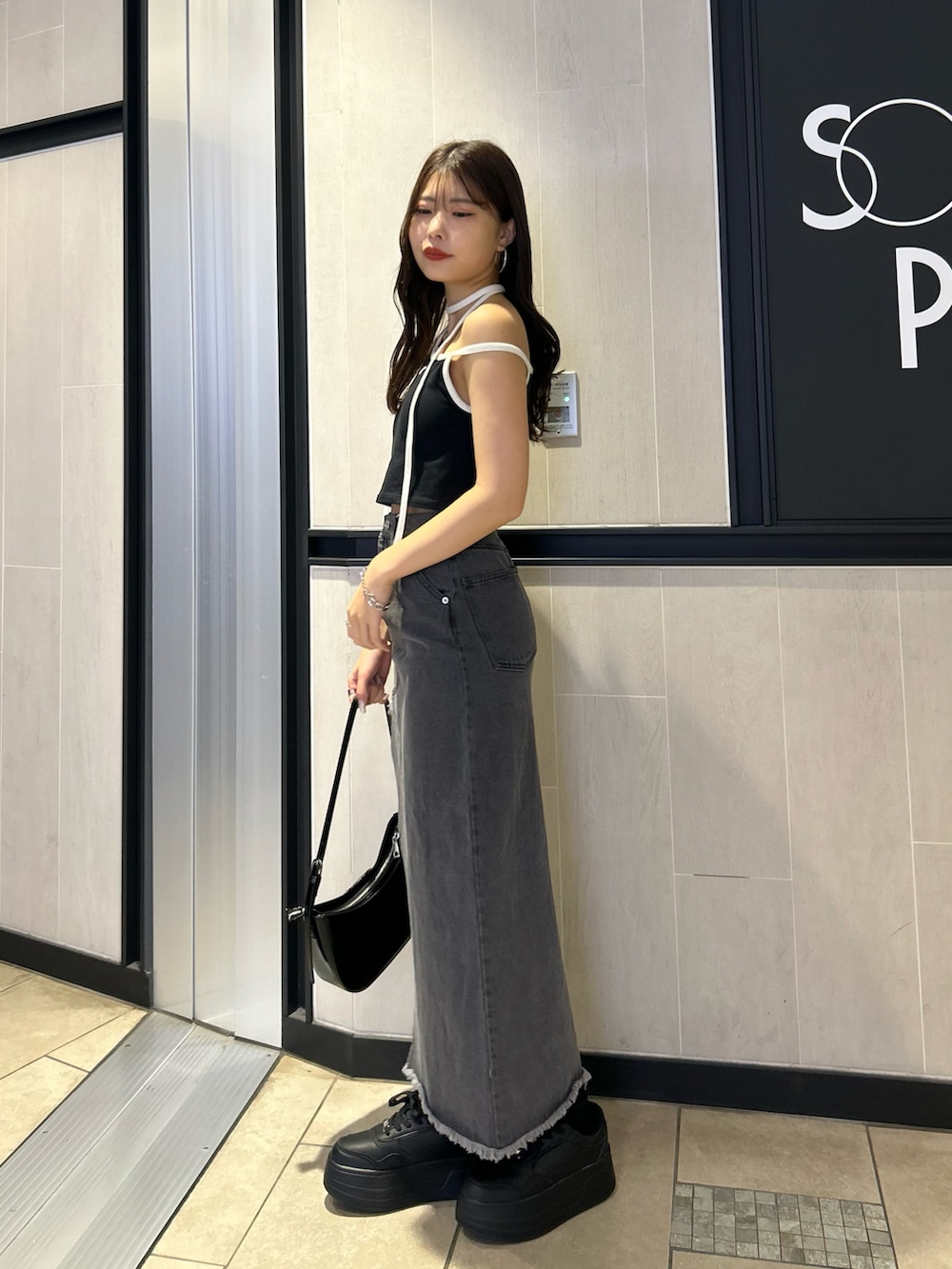 「デニム、デニムスカート、チョーカー、チョーカートップス、スニーカー、スニーカーコーデ、春夏コーデ」｜「Chicoのチョーカー付アシメワンショル刺繍タンクトップ（Tシャツ/カットソー、ブラック系）」を使った、Misatoさん（レディース・160cm）の春コーディネートの2枚目の写真