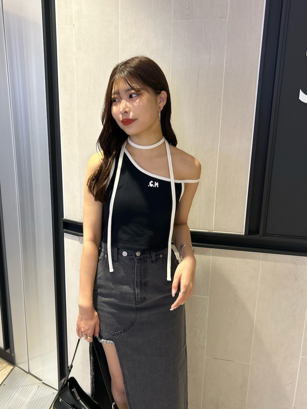 「デニム、デニムスカート、チョーカー、チョーカートップス、スニーカー、スニーカーコーデ、春夏コーデ」｜「Chicoのチョーカー付アシメワンショル刺繍タンクトップ（Tシャツ/カットソー、ブラック系）」を使った、Misatoさん（レディース・160cm）の春コーディネートの5枚目の写真