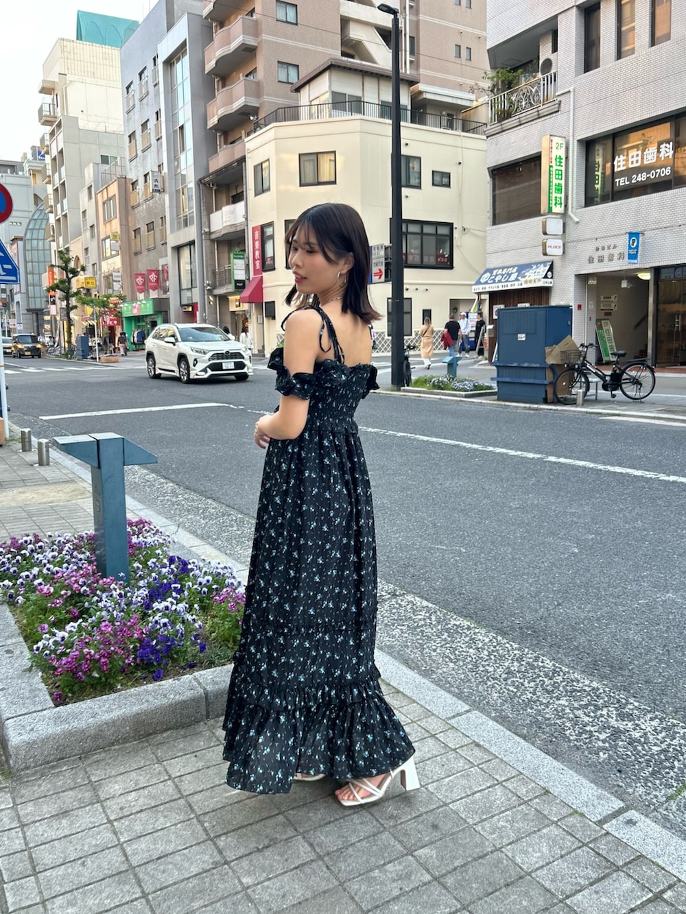 「花柄ワンピース、花柄、ワンピース、デートコーデ、デート、春コーデ、夏コーデ」｜「Chicoのフリルデザインベアワンピース（ワンピース、ブラック系）」を使った、Misatoさん（骨格ウェーブ・レディース・160cm）の春コーディネートの2枚目の写真