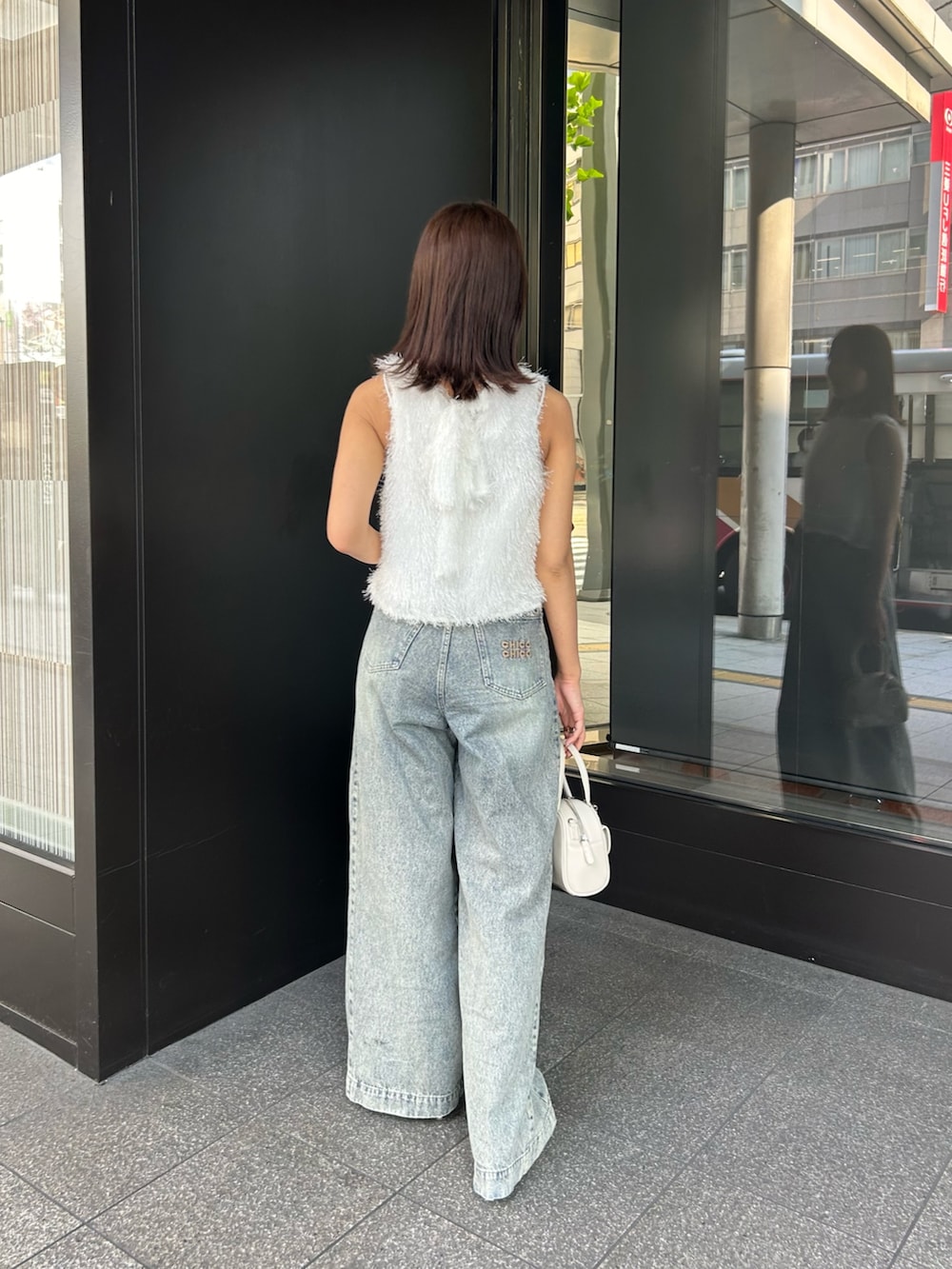 「デニム、デニムコーデ、アメスリ、アメスリトップス、フェザー」｜「Chicoのアメスリフェザーブラウス（シャツ/ブラウス、ホワイト系）」を使った、Misatoさん（骨格ウェーブ・レディース・160cm）の夏コーディネートの3枚目の写真