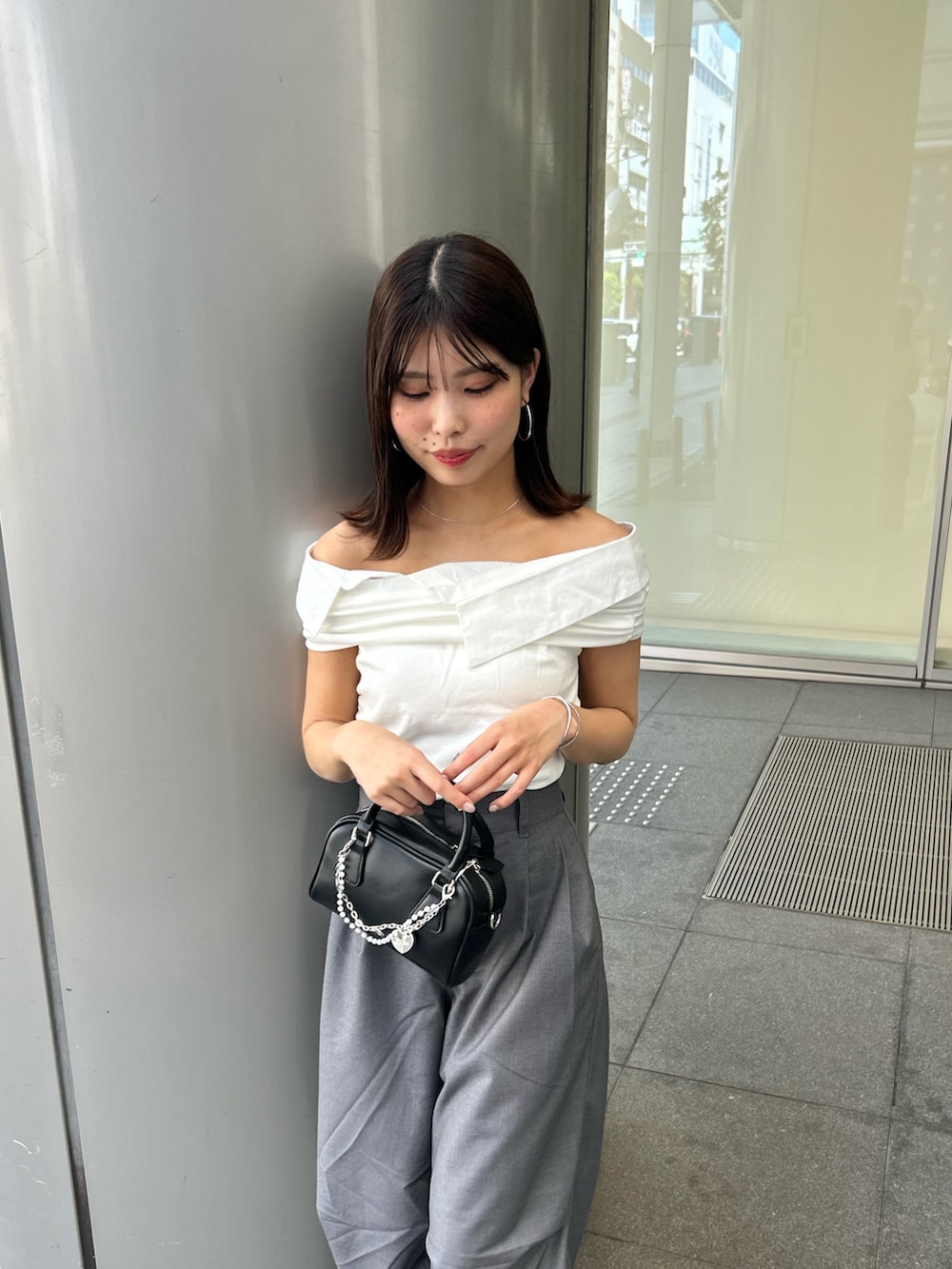 「スラックス、スラックスパンツ、スラックスコーデ、シャツレイヤード、シャツレイヤードコーデ、夏コーデ」｜「Chicoのシャツレイヤードデザイントップス（Tシャツ/カットソー、ホワイト系）」を使った、Misatoさん（骨格ウェーブ・レディース・160cm）の夏コーディネートの4枚目の写真