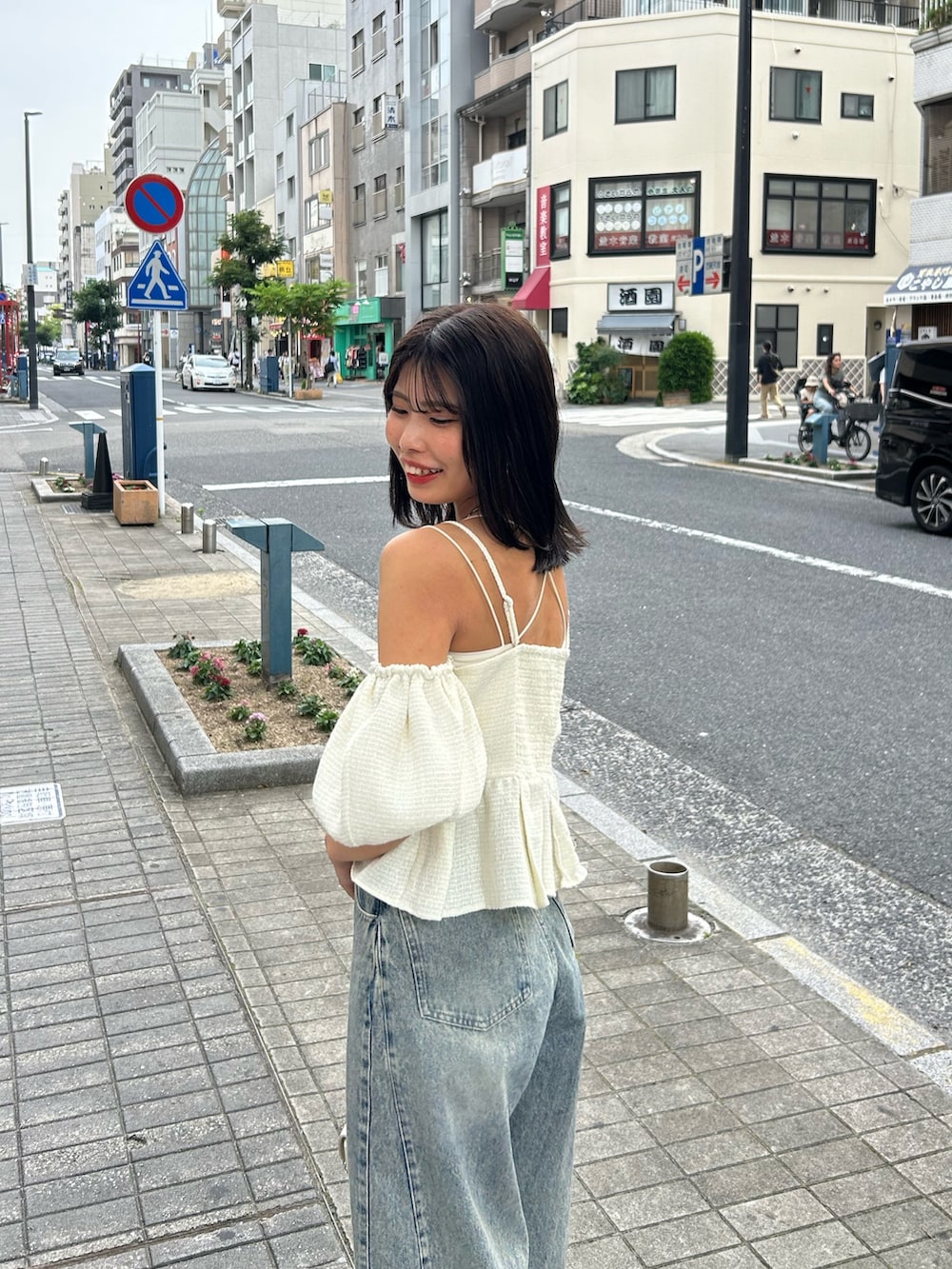 「ツイード、オフショル、オフショルブラウス、ペプラム、ぺプラムトップス、デニム、デニムコーデ、夏コーデ、デートコーデ」｜「Chicoの【マルチway】ツイードオフショルペプラムブラウス（シャツ/ブラウス、ホワイト系）」を使った、Misatoさん（骨格ウェーブ・レディース・160cm）の夏コーディネートの4枚目の写真