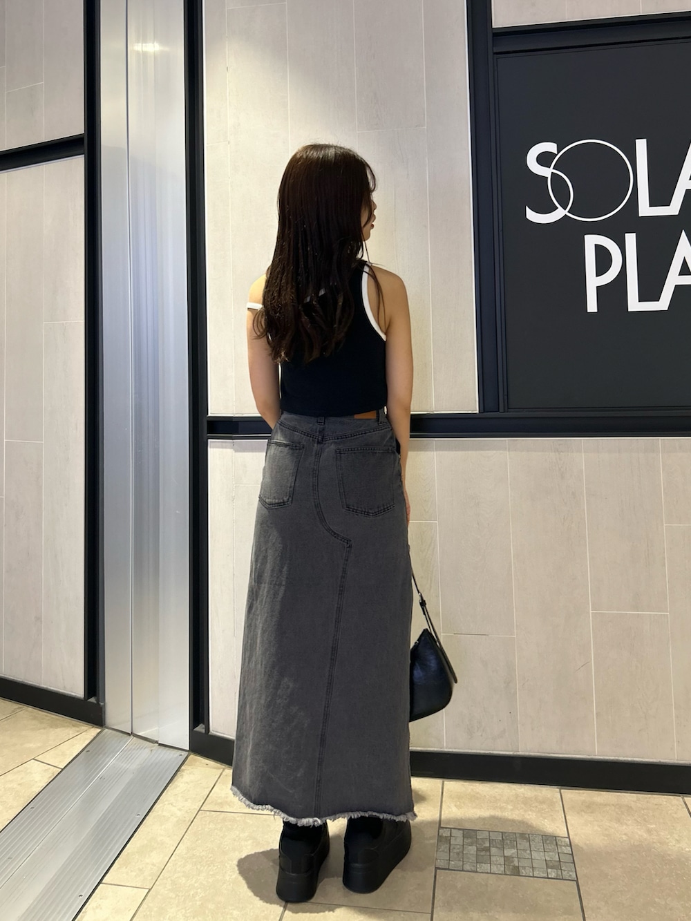 「デニム、デニムスカート、チョーカー、チョーカートップス、スニーカー、スニーカーコーデ、春夏コーデ」｜「Chicoのチョーカー付アシメワンショル刺繍タンクトップ（Tシャツ/カットソー、ブラック系）」を使った、Misatoさん（レディース・160cm）の春コーディネートの3枚目の写真