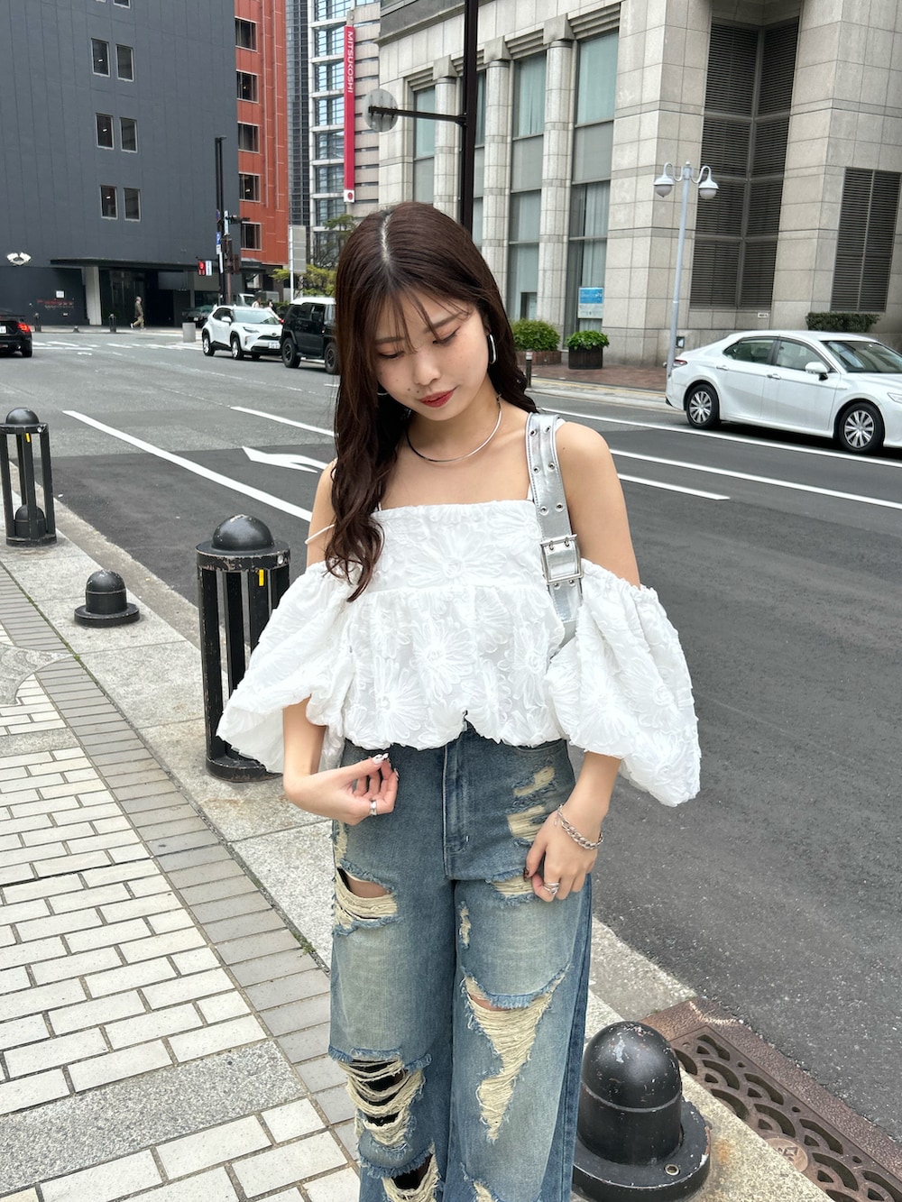 「デニム、デニムパンツ、オーバーダイ、ダメージデニム、オフショル、ブラウス、春コーデ」｜「Chicoの【2サイズ展開】ダメージワイドデニムパンツ（デニムパンツ、ブルー系）」を使った、Misatoさん（レディース・160cm）の春コーディネートの4枚目の写真