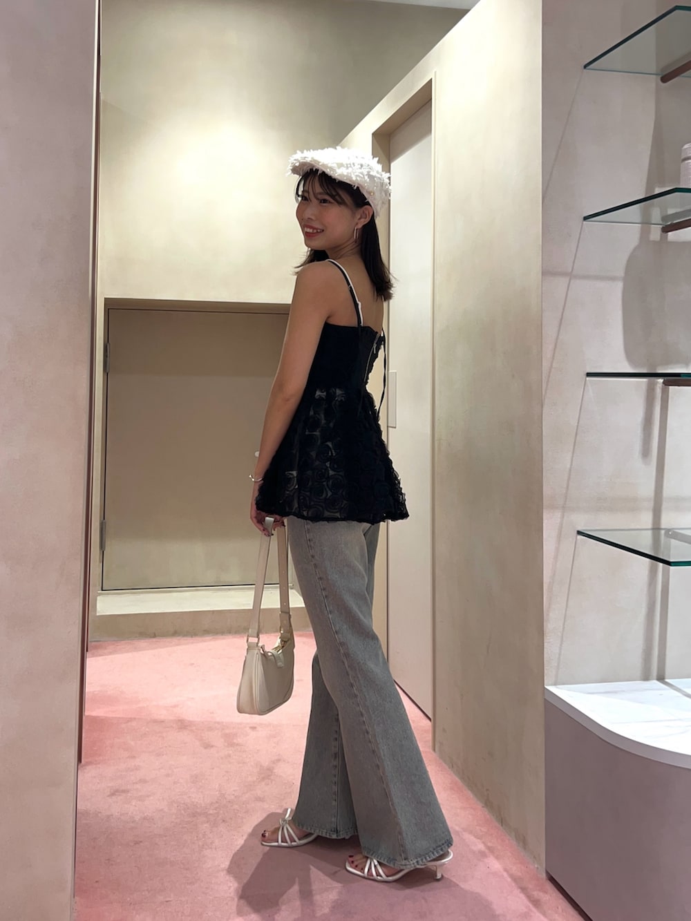 ブラック系のシャツ/ブラウス、ブルー系のデニムパンツ、ホワイト系のサンダルを着用したレディースの夏コーディネートの2枚目の写真