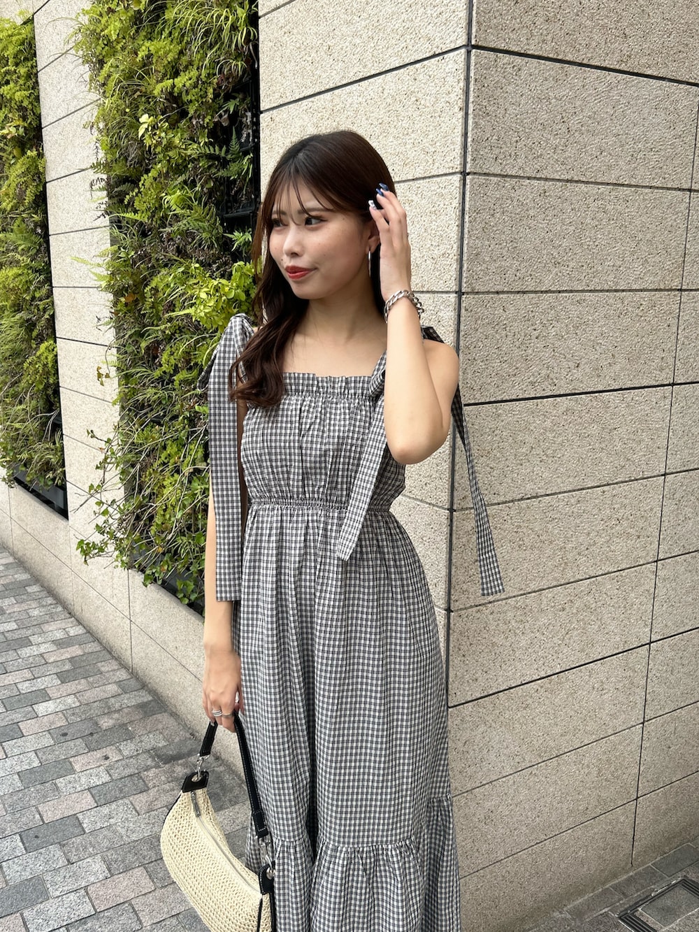 「ワンピース、スポサン、夏コーデ、デートコーデ、肩リボン」｜「Chicoのボリュームソールクロスパフィーサンダル（サンダル、ブラック系）」を使った、Misatoさん（レディース・160cm）の夏コーディネートの4枚目の写真