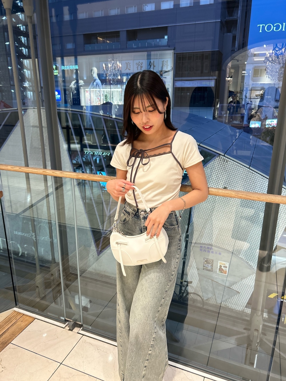 「デニム、デニムコーデ、チビT、夏コーデ、骨格ウェーブ」｜「Chicoの【3サイズ展開】ルーズワイドデニム（デニムパンツ、ブルー系）」を使った、Misatoさん（骨格ウェーブ・レディース・160cm）の春コーディネートの4枚目の写真