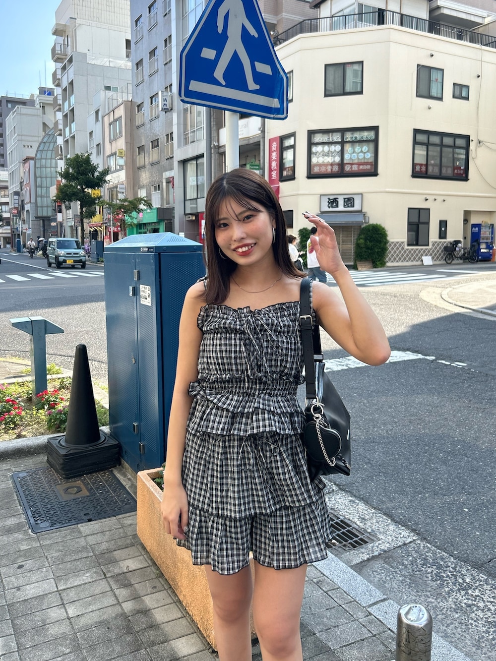 ブラック系のワンピース、ブラック系のブーツ、ブラック系のショルダーバッグを着用したレディースの夏コーディネートの3枚目の写真