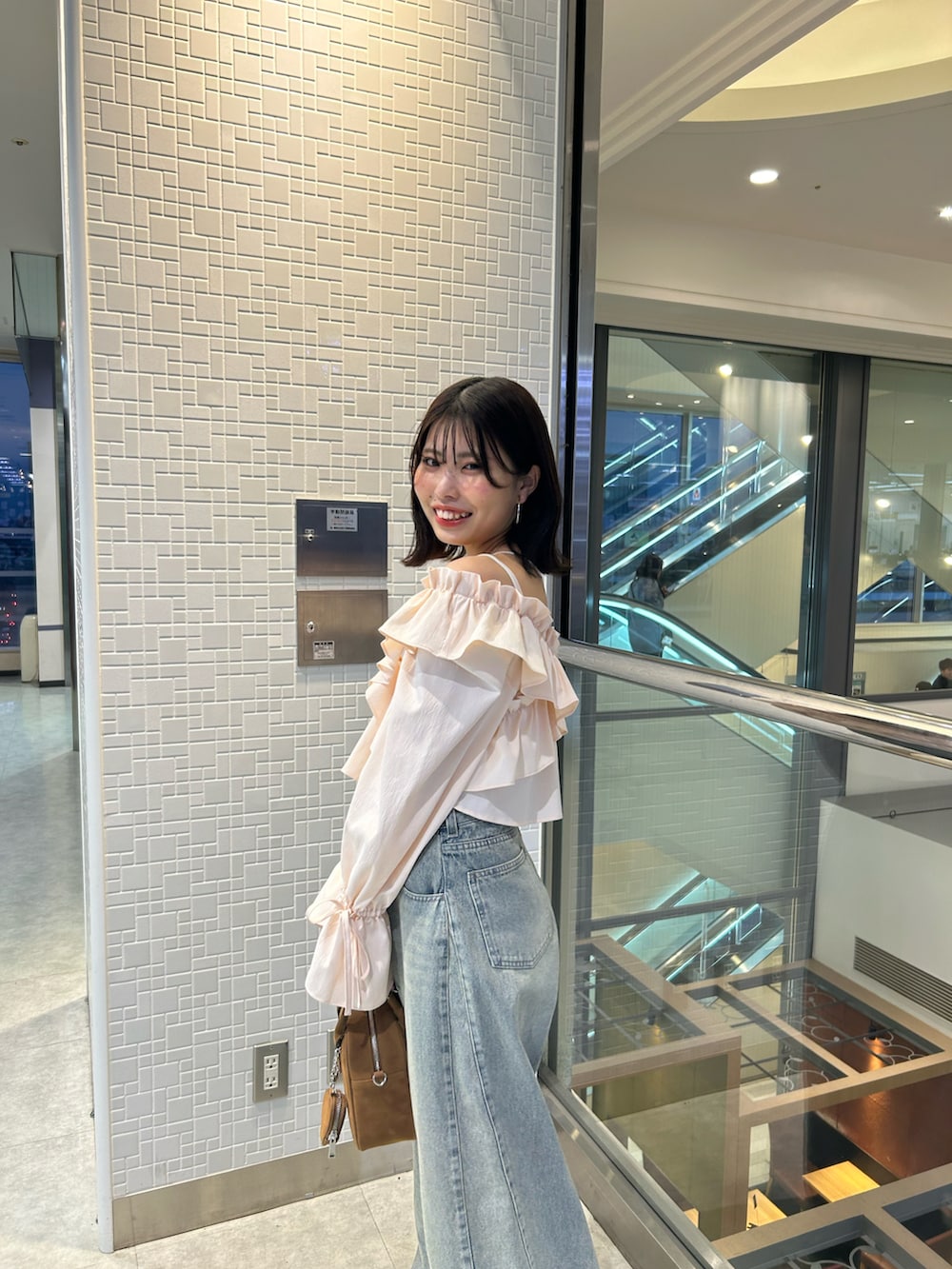 「デニム、デニムコーデ、ブラウス、ブラウス×デニム、春コーデ、デートコーデ」｜「Chicoの【3サイズ展開】ルーズワイドデニム（デニムパンツ、ブルー系）」を使った、Misatoさん（レディース・160cm）の春コーディネートの5枚目の写真