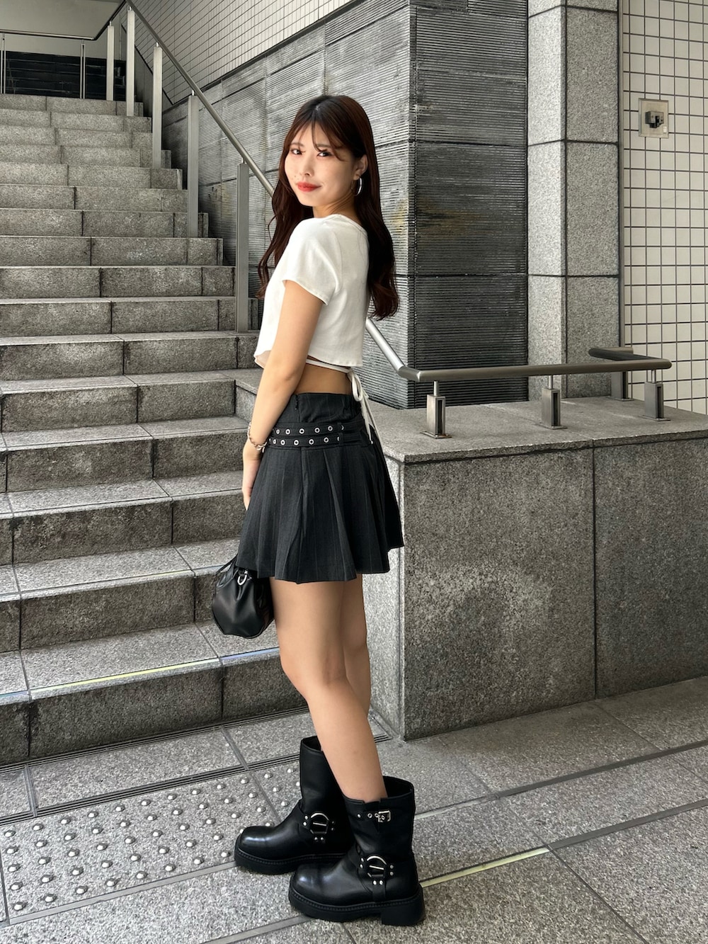 ホワイト系のTシャツ/カットソー、グレー系のスカート、ブラック系のボストンバッグを着用したレディースの夏コーディネートの2枚目の写真