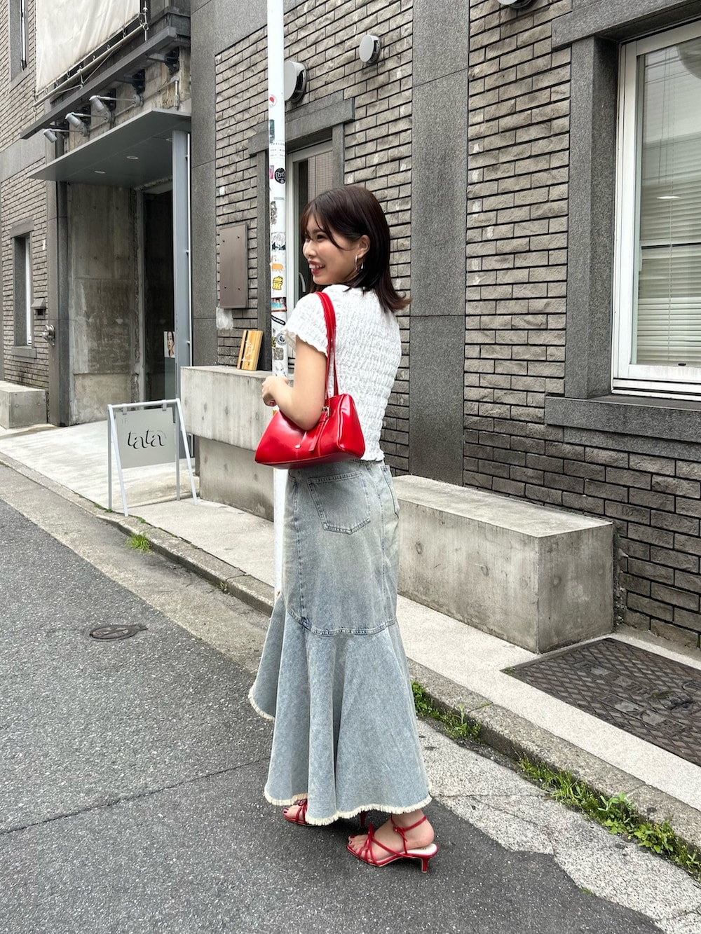 「デニムスカート、夏コーデ、デートコーデ」｜「Chicoの【セットアップ対応】フロントリボンボレロデザインT（Tシャツ/カットソー、ホワイト系）」を使った、Misatoさん（骨格ウェーブ・レディース・160cm）の春コーディネートの2枚目の写真