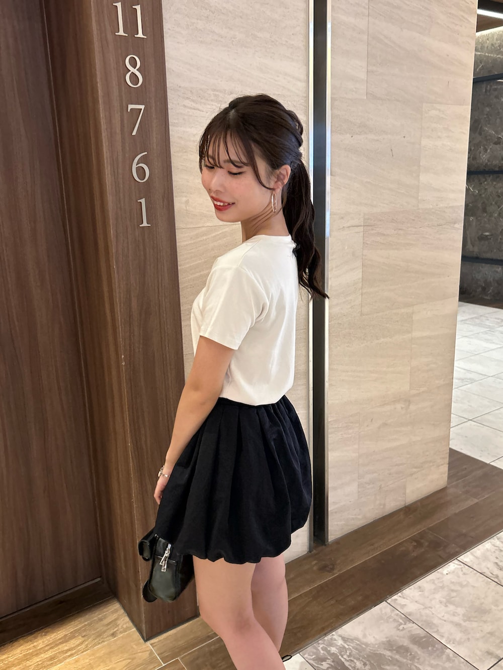 「バルーンスカート、レースアップブーツ、モノトーンコーデ、Tシャツ、ロゴT、夏コーデ、先取りコーデ」｜「Chicoの【2024AW】ナイロンバルーンミニスカート（スカート、ブラック系）」を使った、Misatoさん（レディース・160cm）の夏コーディネートの5枚目の写真