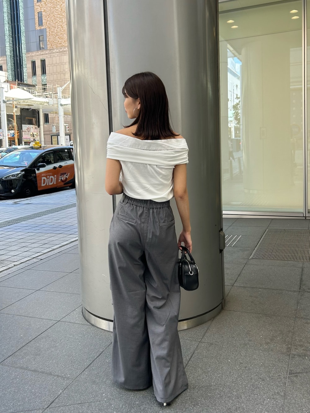 「スラックス、スラックスパンツ、スラックスコーデ、シャツレイヤード、シャツレイヤードコーデ、夏コーデ」｜「Chicoのシャツレイヤードデザイントップス（Tシャツ/カットソー、ホワイト系）」を使った、Misatoさん（骨格ウェーブ・レディース・160cm）の夏コーディネートの3枚目の写真