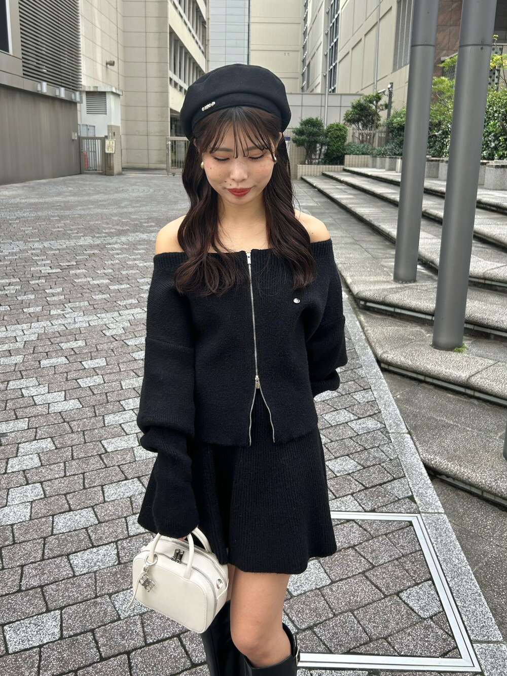 「セットアップ、ロングブーツ、ベレー帽、オフショル、秋コーデ」｜「Chicoの【セットアップ対応】ジップオフショルメランジニット（ニット/セーター、ブラック系）」を使った、Misatoさん（レディース・160cm）の秋コーディネートの4枚目の写真