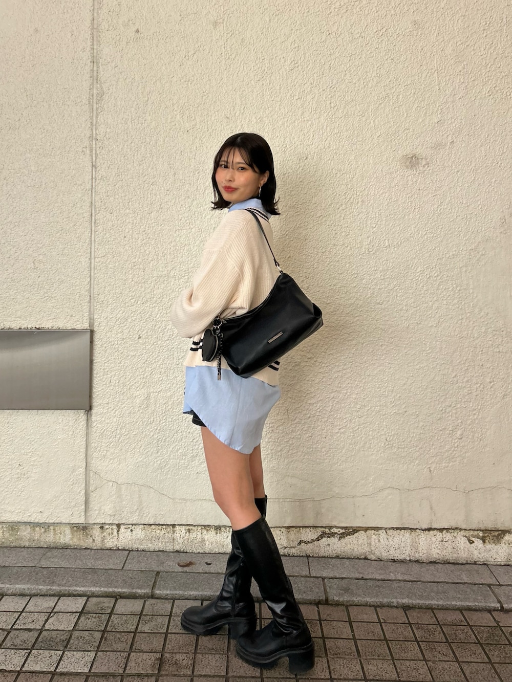 「レイヤードスタイル、レイヤード、ブルーシャツ、春コーデ、デートコーデ」｜「Chicoのライン入りVルーズニット（ニット/セーター、ホワイト系）」を使った、Misatoさん（レディース・160cm）の春コーディネートの2枚目の写真