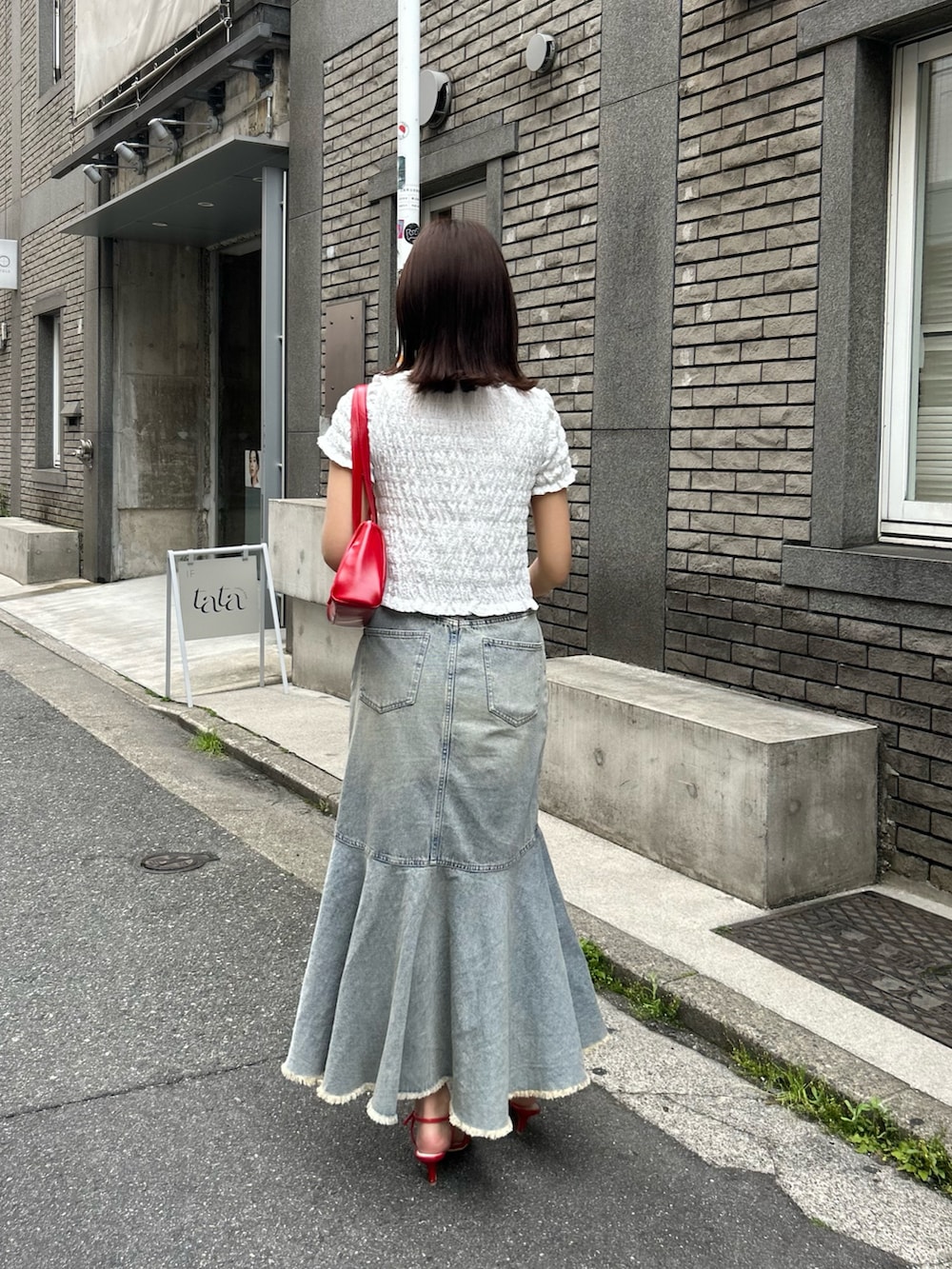 「デニムスカート、夏コーデ、デートコーデ」｜「Chicoの【セットアップ対応】フロントリボンボレロデザインT（Tシャツ/カットソー、ホワイト系）」を使った、Misatoさん（骨格ウェーブ・レディース・160cm）の春コーディネートの3枚目の写真