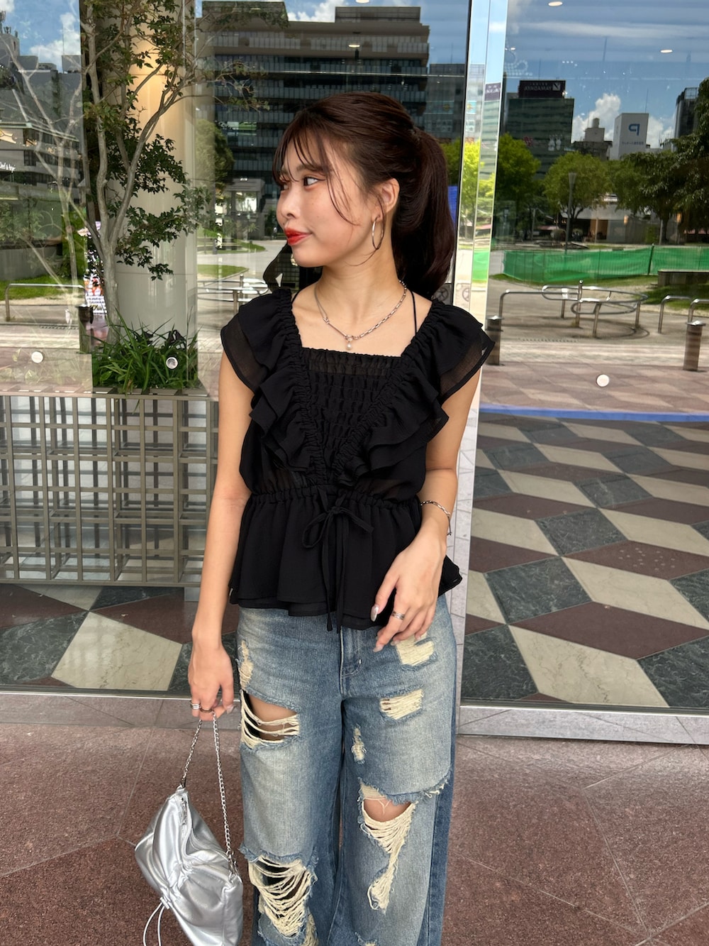 「デニム、デニムコーデ、ダメージデニム、ブラウス、ブラウスコーデ、夏コーデ、デートコーデ」｜「Chicoの【完売カラー再販開始！/新色追加】フリルペプラムブラウス（シャツ/ブラウス、ブラック系）」を使った、Misatoさん（レディース・160cm）の夏コーディネートの4枚目の写真