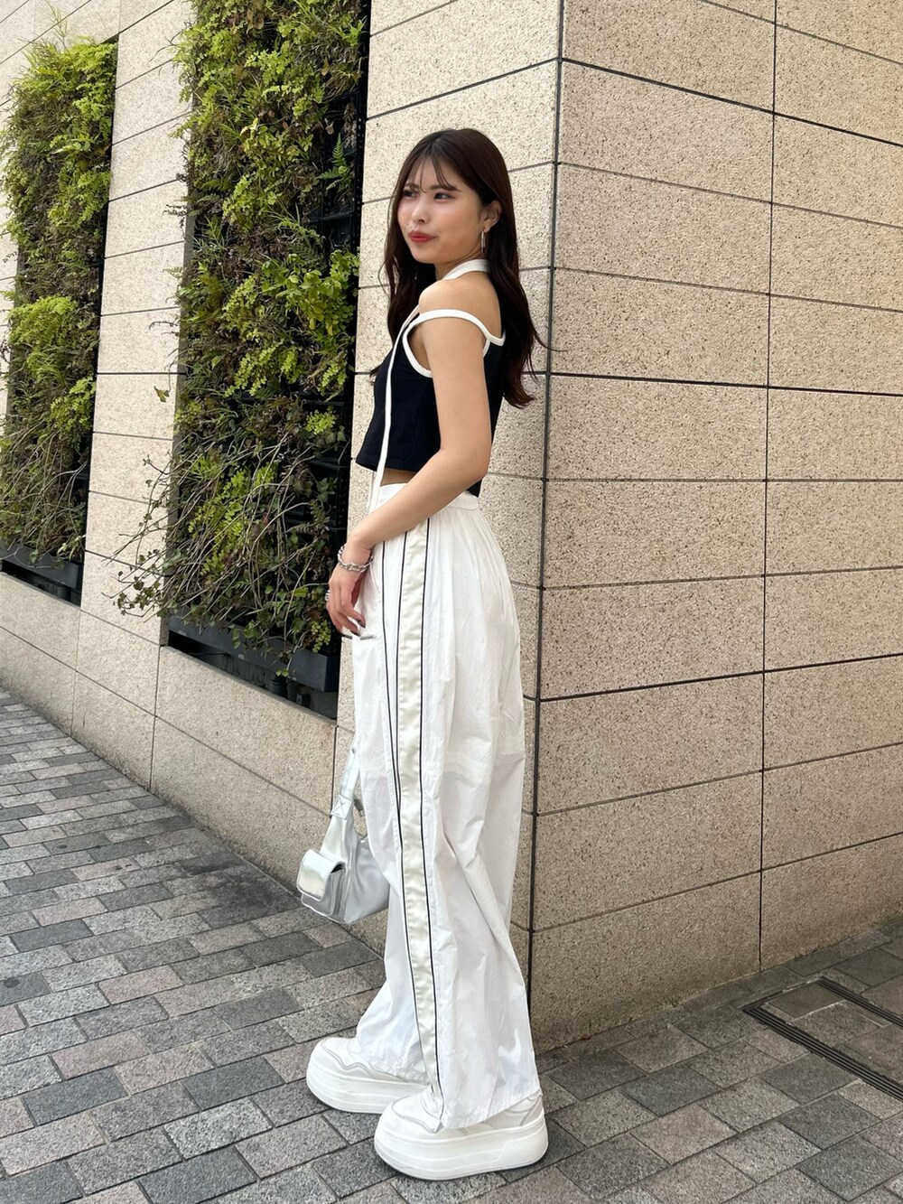 「ラインパンツ、シャカシャカ、スニーカー、スポーツミックス、チョーカー、チョーカートップス、キャミソール」｜「Chicoの【WEB限定カラーあり】ワイドラインシャカパンツ（その他パンツ、ホワイト系）」を使った、Misatoさん（レディース・160cm）の春コーディネートの2枚目の写真