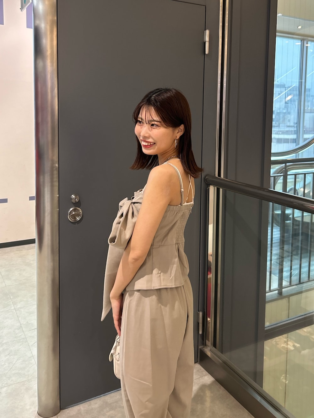 「コンビネゾン、セットアップ、夏コーデ」｜「Chicoの【SALON by Chico】2wayリボンデザインベアコンビネゾン（つなぎ/オールインワン、ベージュ系）」を使った、Misatoさん（骨格ウェーブ・レディース・160cm）の夏コーディネートの4枚目の写真