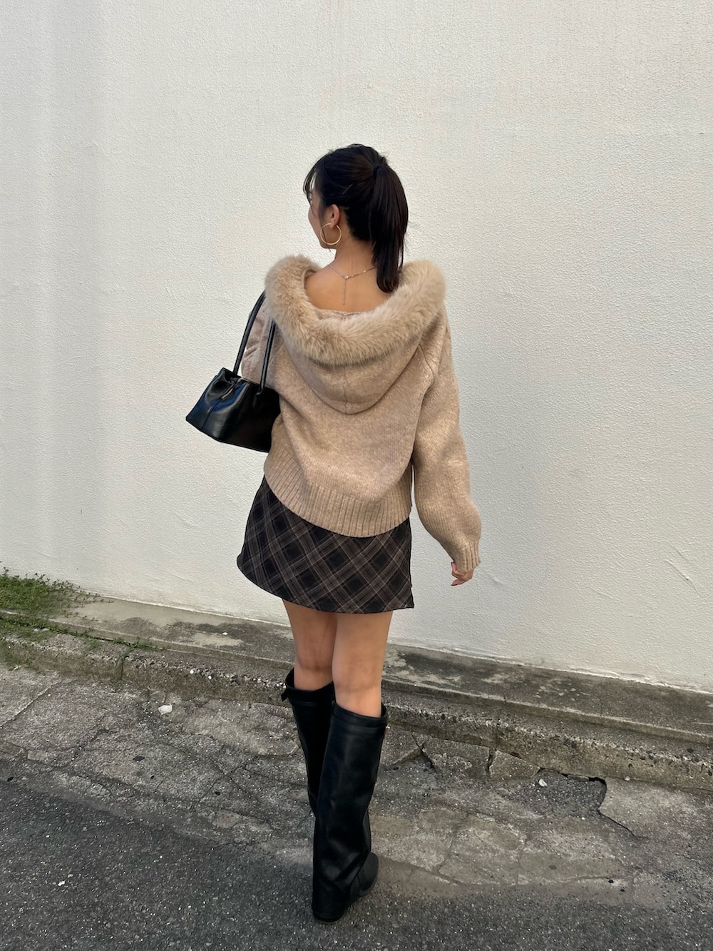 ベージュ系のニット/セーター、グレー系のスカート、ブラック系のボストンバッグを着用したレディースの秋コーディネートの3枚目の写真