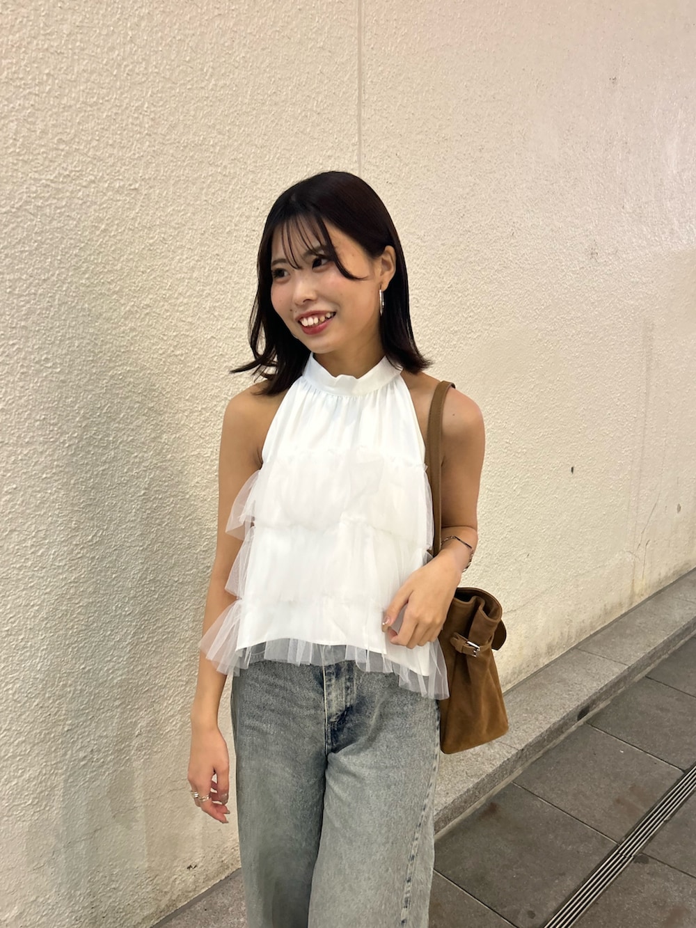 「デニム、デニムコーデ、チュール、チュールトップス、ブラウス、ブラウスコーデ、夏コーデ」｜「Chicoのチュールティアードアメスリブラウス（シャツ/ブラウス、ホワイト系）」を使った、Misatoさん（骨格ウェーブ・レディース・160cm）の春コーディネートの4枚目の写真