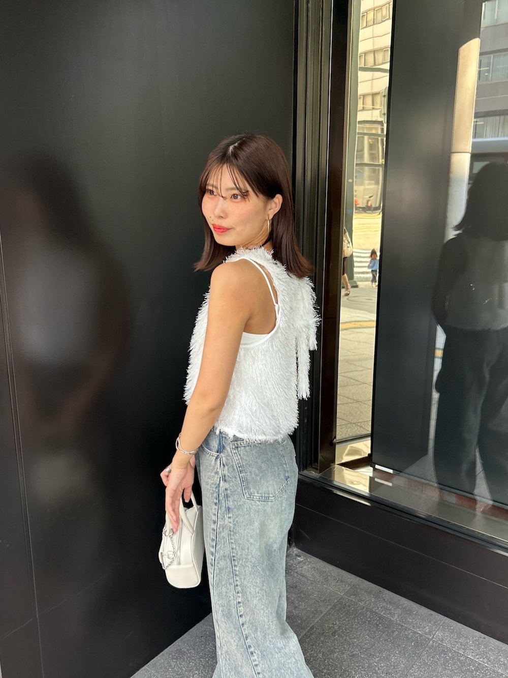 「デニム、デニムコーデ、アメスリ、アメスリトップス、フェザー」｜「Chicoのアメスリフェザーブラウス（シャツ/ブラウス、ホワイト系）」を使った、Misatoさん（骨格ウェーブ・レディース・160cm）の夏コーディネートの5枚目の写真