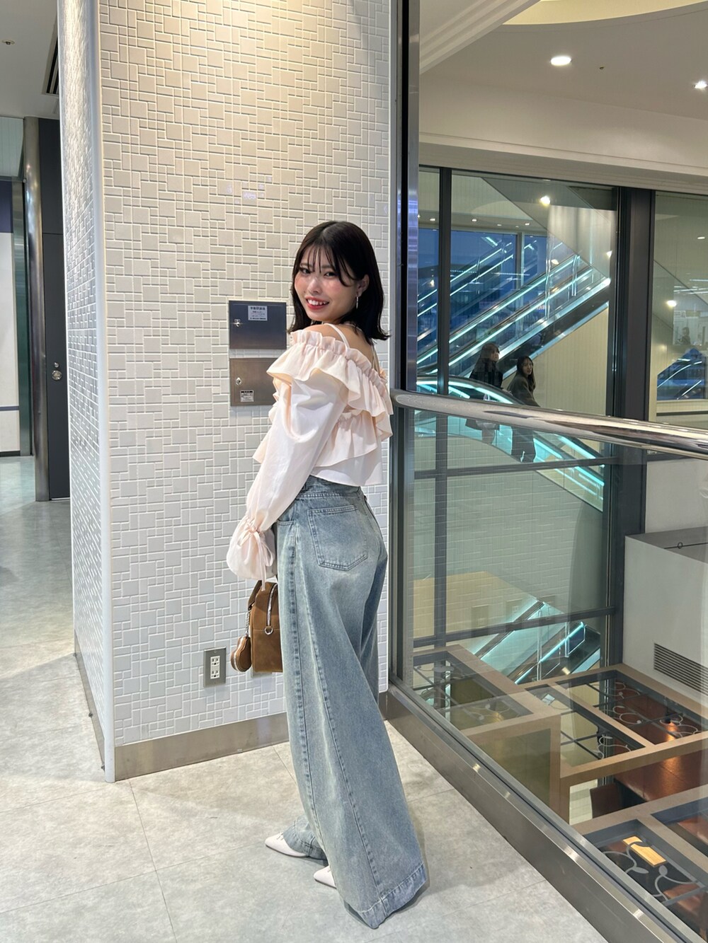 「デニム、デニムコーデ、ブラウス、ブラウス×デニム、春コーデ、デートコーデ」｜「Chicoの【3サイズ展開】ルーズワイドデニム（デニムパンツ、ブルー系）」を使った、Misatoさん（レディース・160cm）の春コーディネートの2枚目の写真