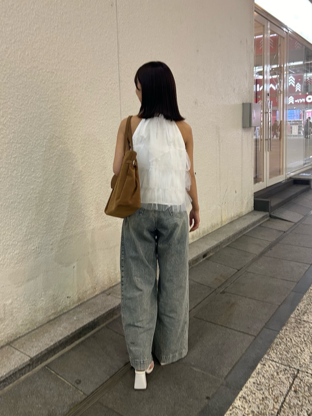 「デニム、デニムコーデ、チュール、チュールトップス、ブラウス、ブラウスコーデ、夏コーデ」｜「Chicoのチュールティアードアメスリブラウス（シャツ/ブラウス、ホワイト系）」を使った、Misatoさん（骨格ウェーブ・レディース・160cm）の春コーディネートの3枚目の写真