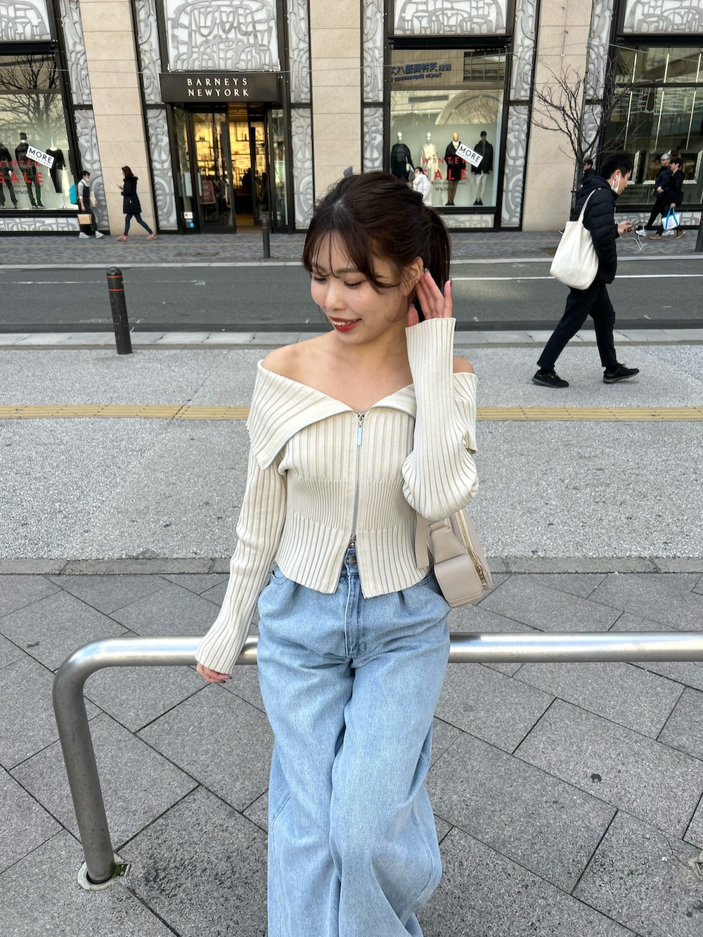 「骨格ウェーブ、デニム、デニムパンツ、オフショル、リブニット、スニーカー」｜「Chicoの【2サイズ展開/2024SS】ハートプリントボックスワイドデニムパンツ（デニムパンツ、ブルー系）」を使った、Misatoさん（レディース・159cm）の冬コーディネートの3枚目の写真
