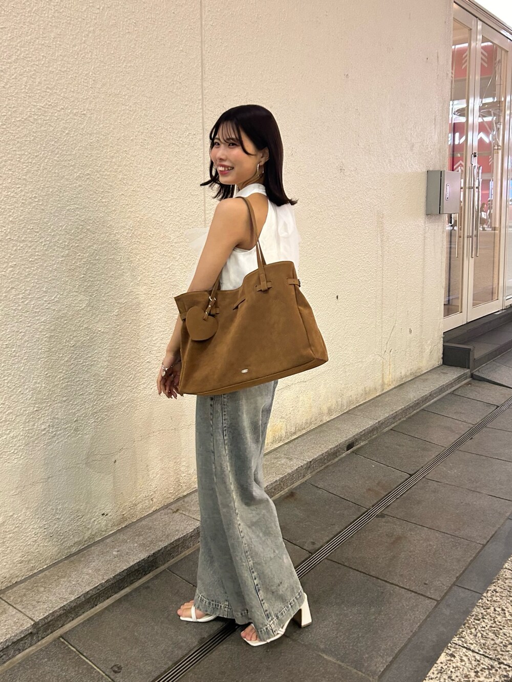 「デニム、デニムコーデ、チュール、チュールトップス、ブラウス、ブラウスコーデ、夏コーデ」｜「Chicoのチュールティアードアメスリブラウス（シャツ/ブラウス、ホワイト系）」を使った、Misatoさん（骨格ウェーブ・レディース・160cm）の春コーディネートの2枚目の写真