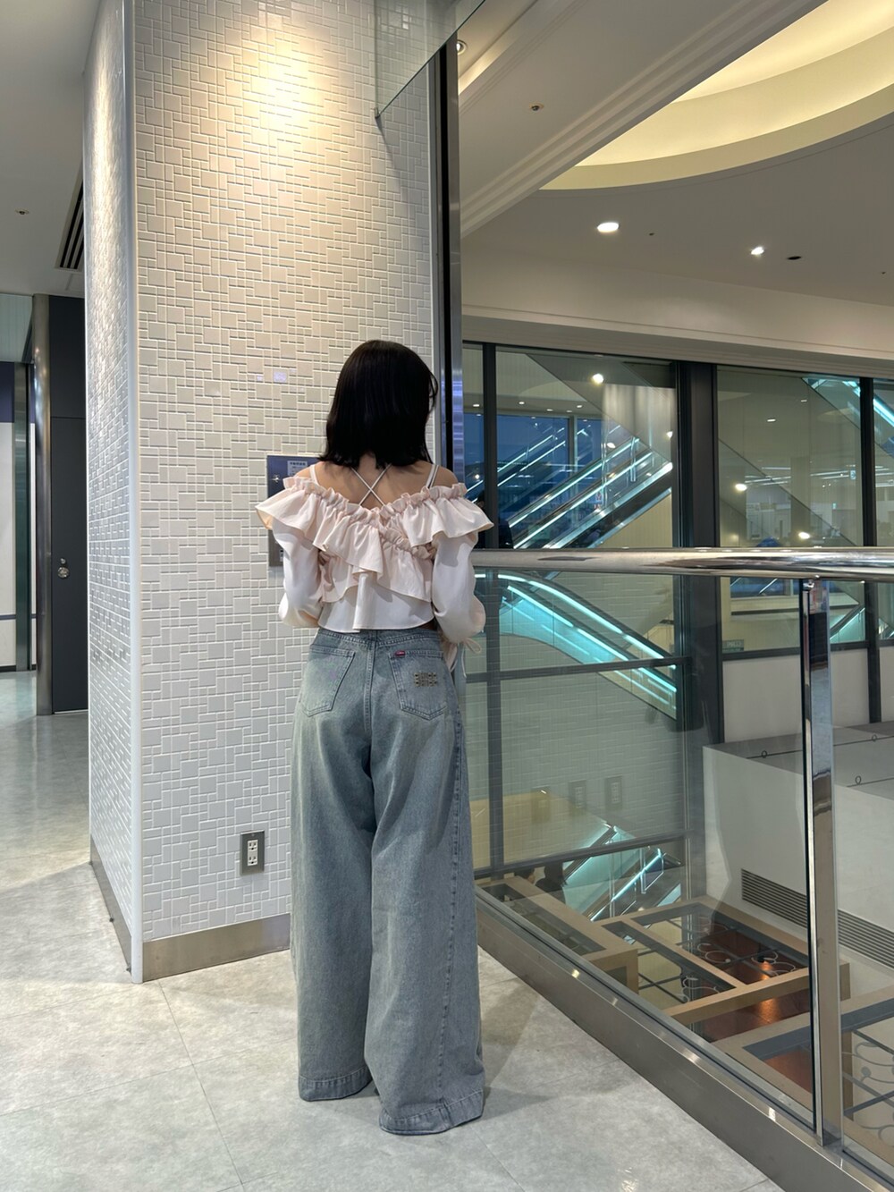 「デニム、デニムコーデ、ブラウス、ブラウス×デニム、春コーデ、デートコーデ」｜「Chicoの【3サイズ展開】ルーズワイドデニム（デニムパンツ、ブルー系）」を使った、Misatoさん（レディース・160cm）の春コーディネートの3枚目の写真