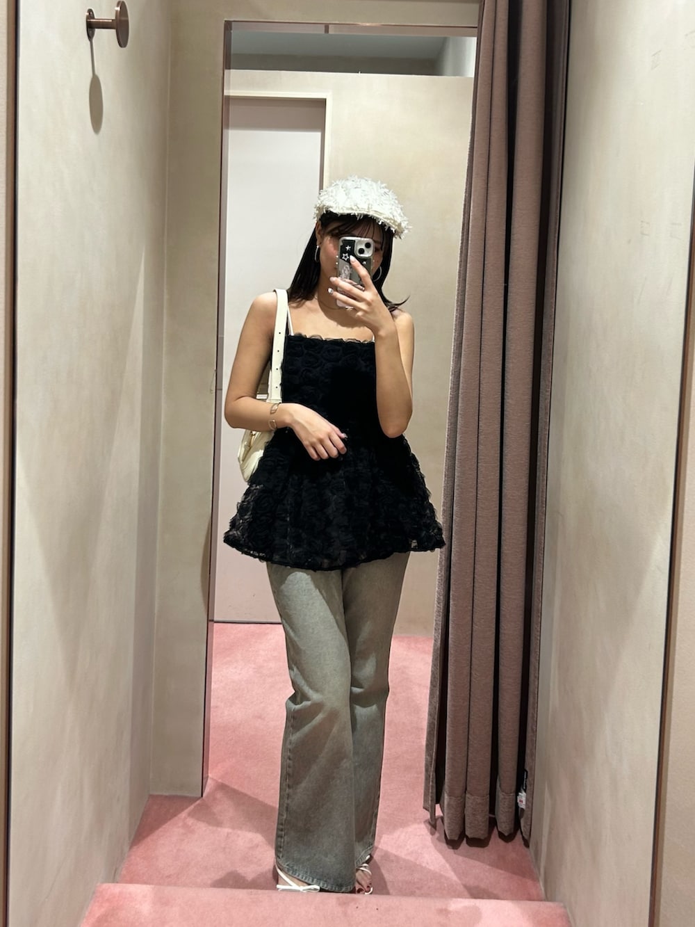 ブラック系のシャツ/ブラウス、ブルー系のデニムパンツ、ホワイト系のサンダルを着用したレディースの夏コーディネートの4枚目の写真