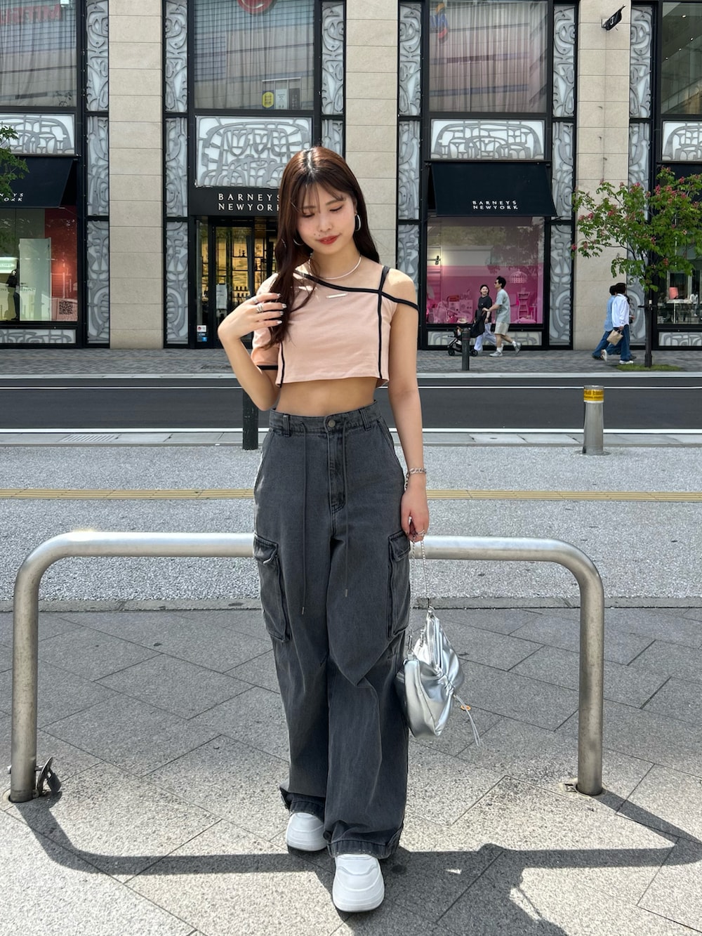 「デニム、カーゴデニム、カーゴパンツ、アシメトップス、アシメントリー、スニーカー、スニーカーコーデ」｜「Chicoの【新色追加】チェーンドロストミニショルダーバッグ（ショルダーバッグ、シルバー系）」を使った、Misatoさん（レディース・160cm）の春コーディネートの2枚目の写真