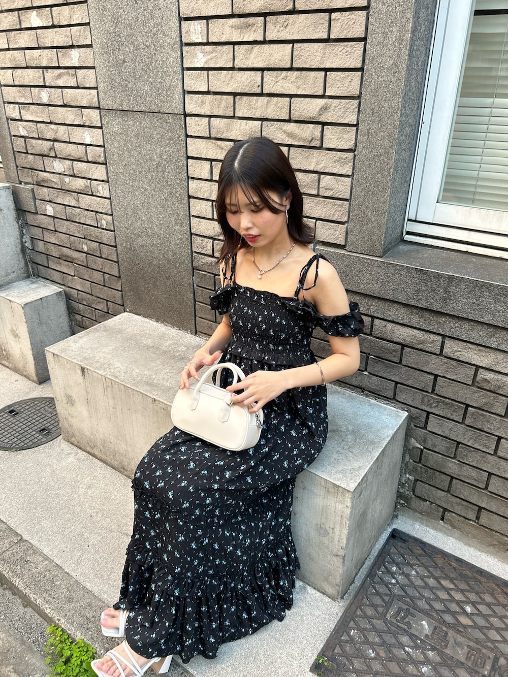 「花柄ワンピース、花柄、ワンピース、デートコーデ、デート、春コーデ、夏コーデ」｜「Chicoのフリルデザインベアワンピース（ワンピース、ブラック系）」を使った、Misatoさん（骨格ウェーブ・レディース・160cm）の春コーディネートの6枚目の写真