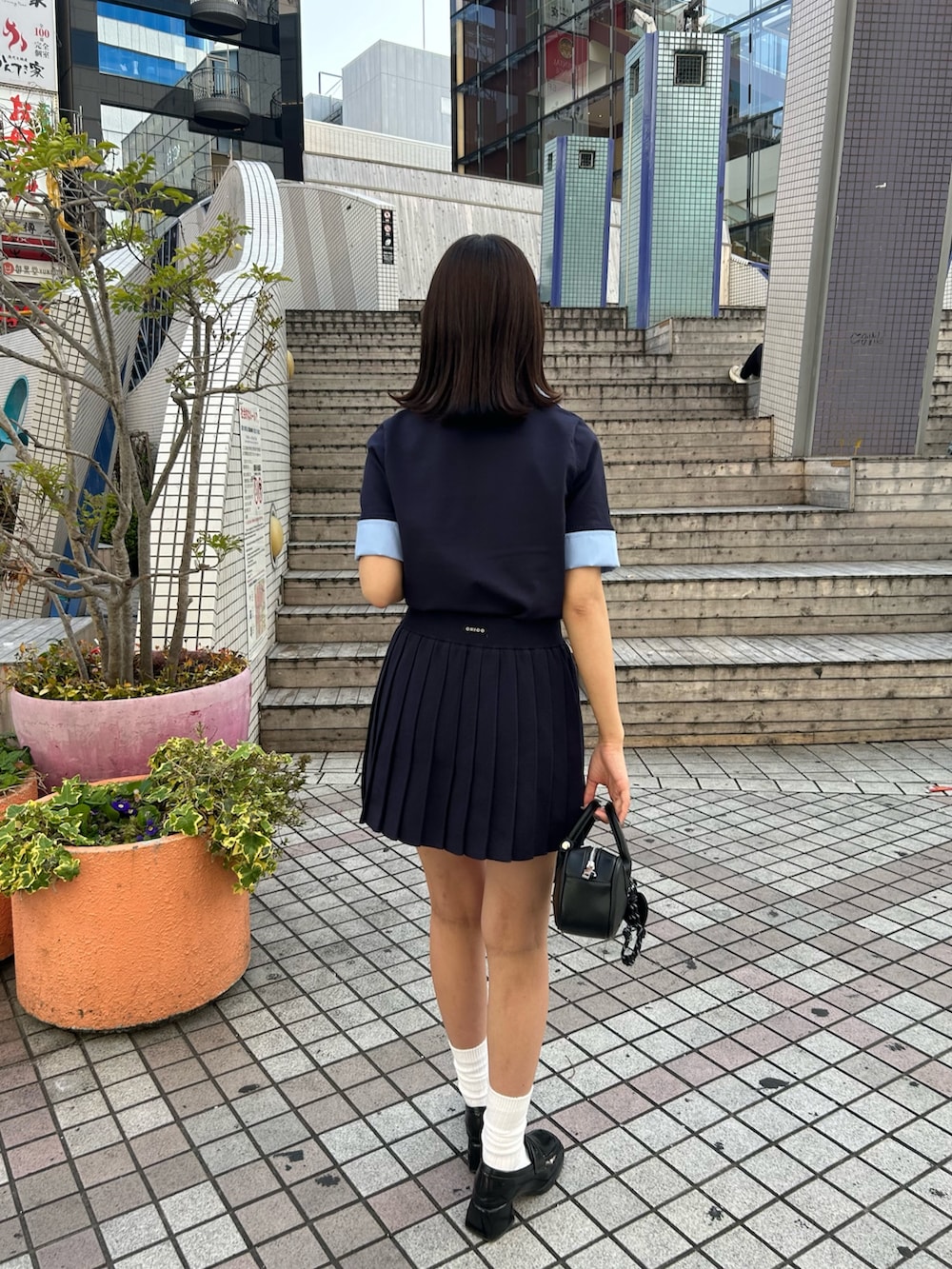 「ポロニット、セットアップ、セットアップコーデ、韓国ファッション、トレンドコーデ」｜「Chicoの【5分袖】刺繍入り襟付きポロニット（ニット/セーター、ブルー系）」を使った、Misatoさん（骨格ウェーブ・レディース・160cm）の春コーディネートの3枚目の写真