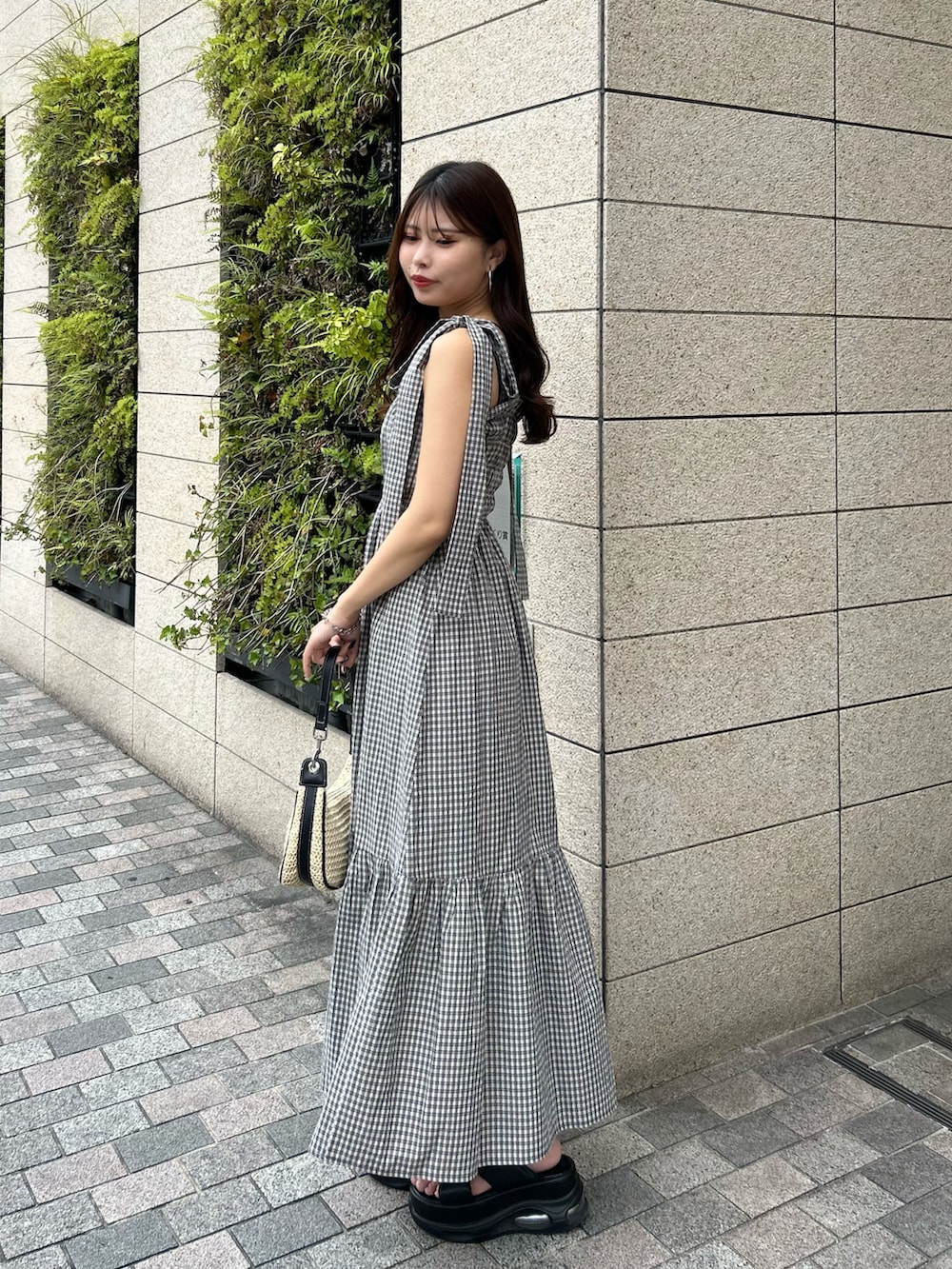 「ワンピース、スポサン、夏コーデ、デートコーデ、肩リボン」｜「Chicoのボリュームソールクロスパフィーサンダル（サンダル、ブラック系）」を使った、Misatoさん（レディース・160cm）の夏コーディネートの2枚目の写真