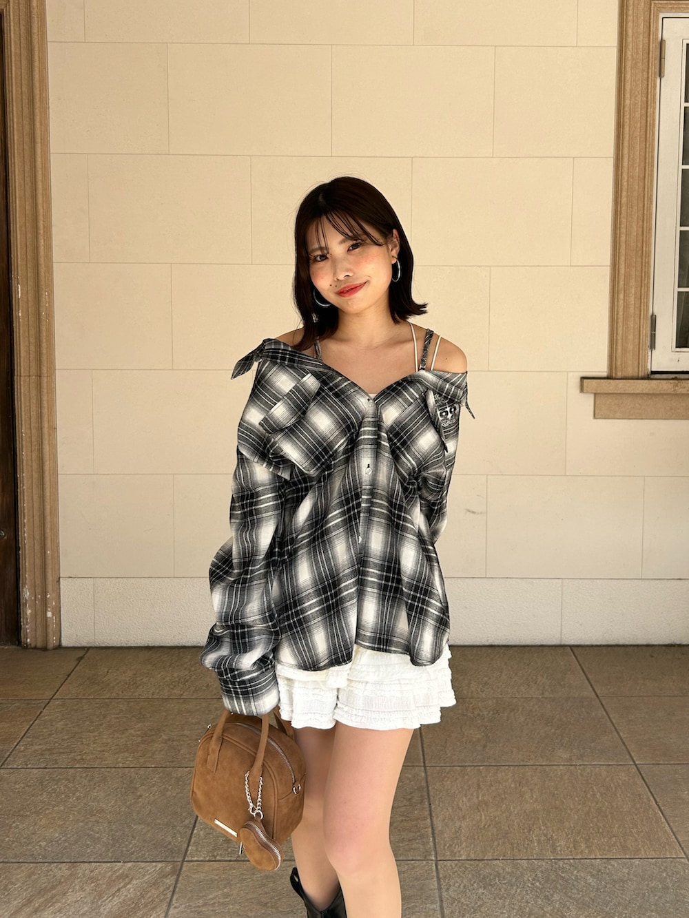 「チェックシャツ、レーススカート、フリルスカート、ウエスタンブーツ、春コーデ、デートコーデ」｜「Chicoの2WAYオーバーチェックシャツ（シャツ/ブラウス、ブラック系）」を使った、Misatoさん（レディース・160cm）の春コーディネートの4枚目の写真