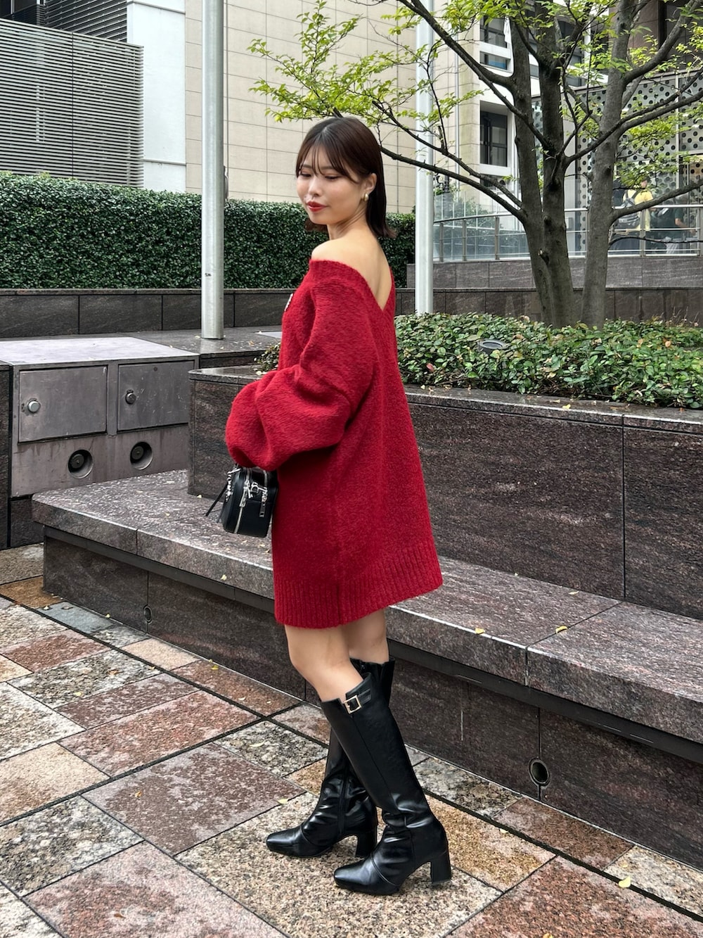 「ニットワンピース、ニットワンピ、ロングブーツ、秋冬コーデ、デートコーデ」｜「Chicoの【3色展開/2WAY】ブローチ付きVルーズニット（ニット/セーター、レッド系）」を使った、Misatoさん（レディース・160cm）の秋コーディネートの2枚目の写真