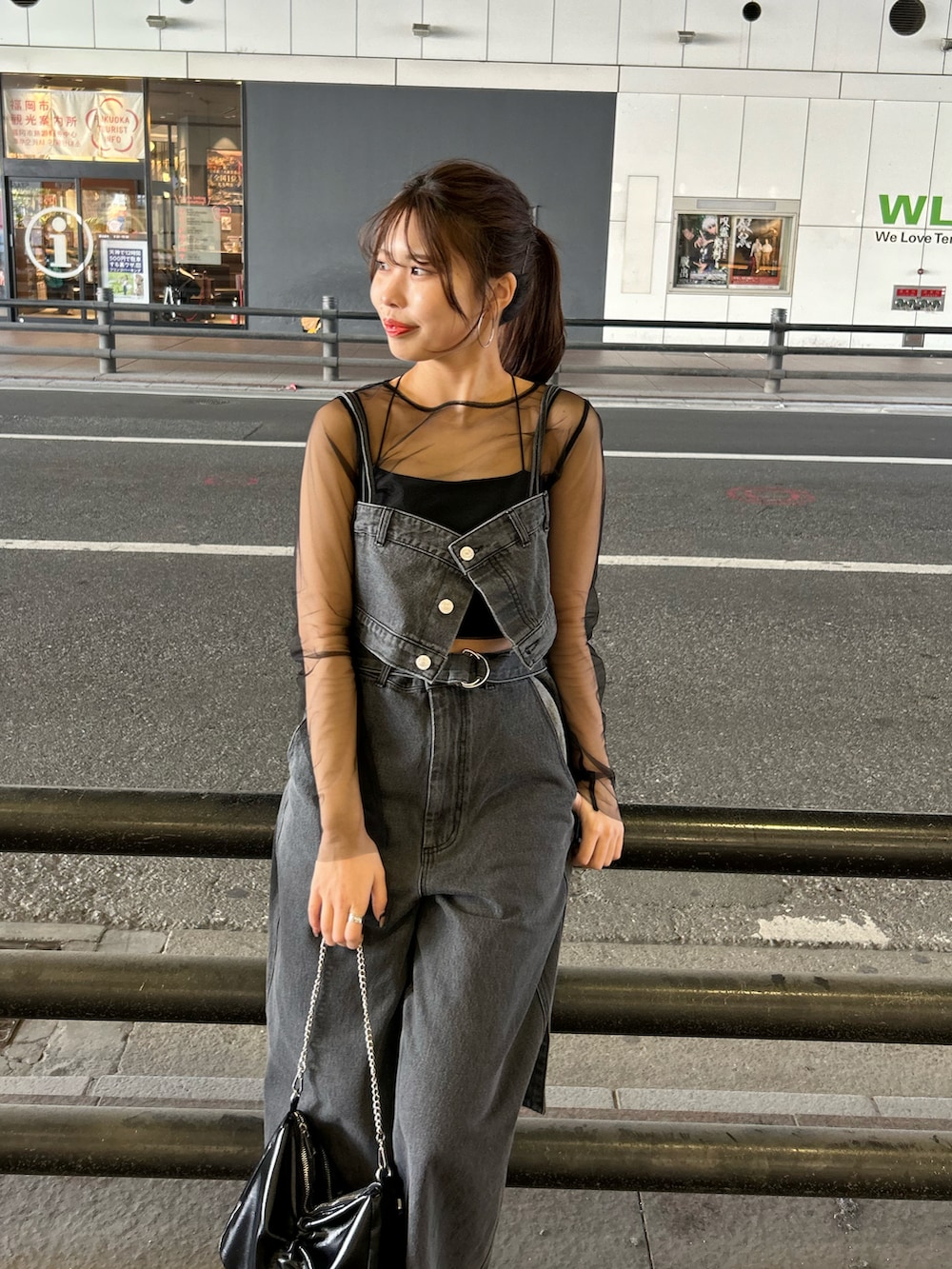 「コンビネゾン、サロペット、ワイドデニム、デニムコーデ、シアートップス、骨格ウェーブ、春服コーデ」｜「Chicoの【2サイズ展開】配色切替デニムコンビネゾン（つなぎ/オールインワン、グレー系）」を使った、Misatoさん（レディース・160cm）の春コーディネートの4枚目の写真