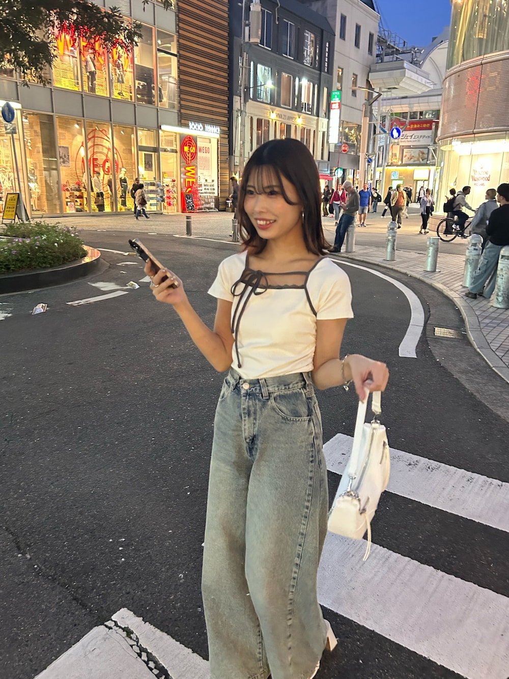 「デニム、デニムコーデ、チビT、夏コーデ、骨格ウェーブ」｜「Chicoの【3サイズ展開】ルーズワイドデニム（デニムパンツ、ブルー系）」を使った、Misatoさん（骨格ウェーブ・レディース・160cm）の春コーディネートの5枚目の写真