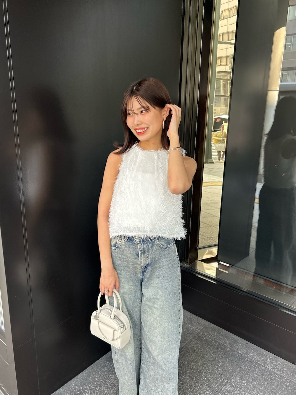 「デニム、デニムコーデ、アメスリ、アメスリトップス、フェザー」｜「Chicoのアメスリフェザーブラウス（シャツ/ブラウス、ホワイト系）」を使った、Misatoさん（骨格ウェーブ・レディース・160cm）の夏コーディネートの4枚目の写真
