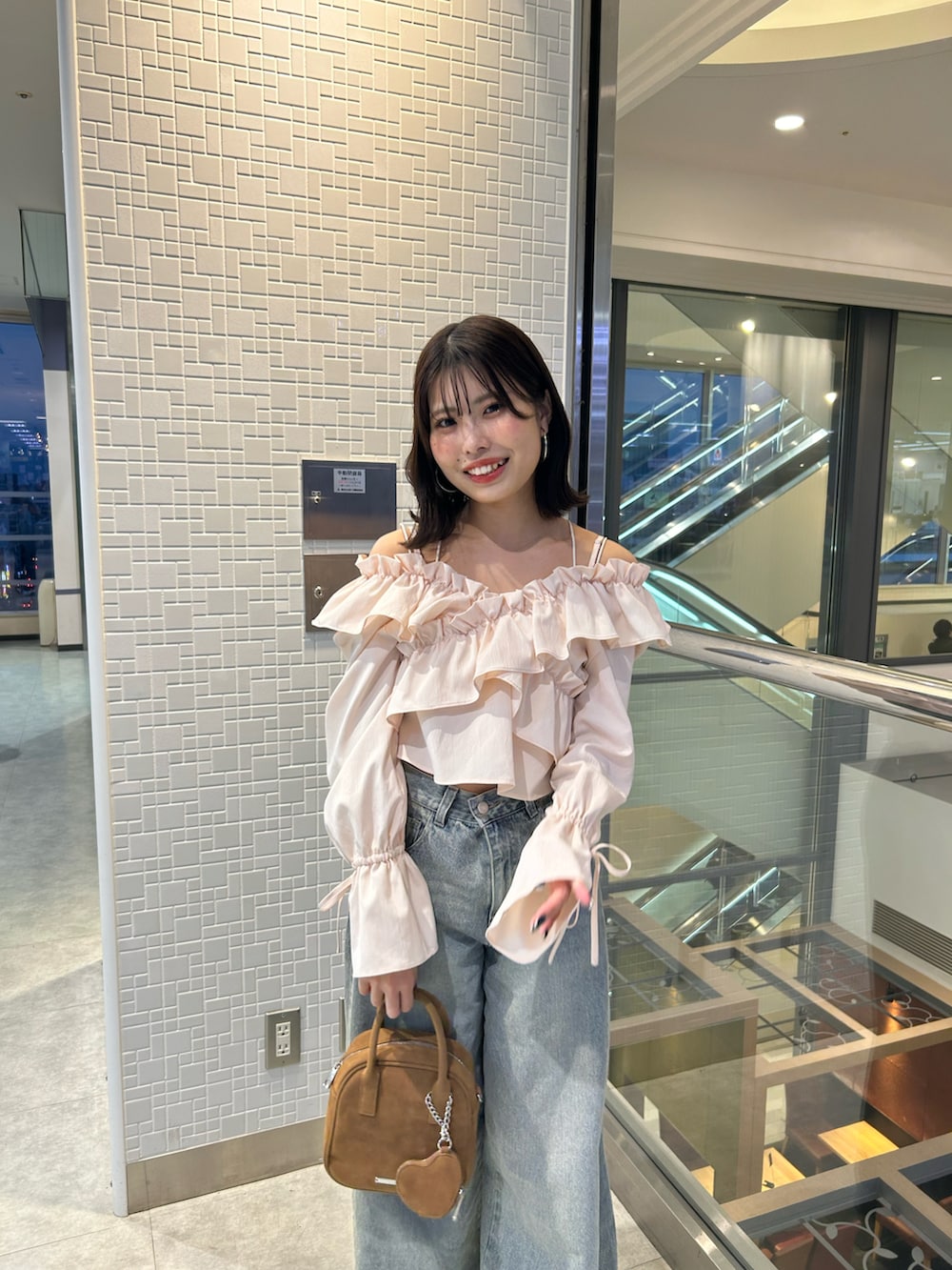 「デニム、デニムコーデ、ブラウス、ブラウス×デニム、春コーデ、デートコーデ」｜「Chicoの【3サイズ展開】ルーズワイドデニム（デニムパンツ、ブルー系）」を使った、Misatoさん（レディース・160cm）の春コーディネートの4枚目の写真
