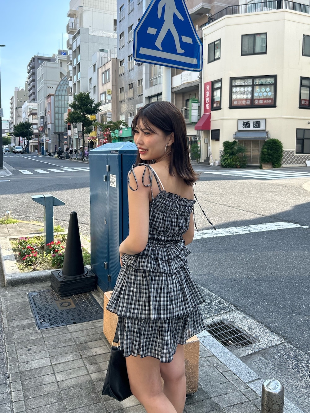 ブラック系のワンピース、ブラック系のブーツ、ブラック系のショルダーバッグを着用したレディースの夏コーディネートの4枚目の写真