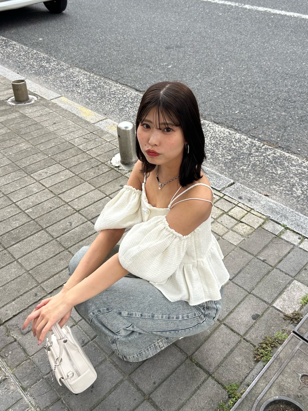 「ツイード、オフショル、オフショルブラウス、ペプラム、ぺプラムトップス、デニム、デニムコーデ、夏コーデ、デートコーデ」｜「Chicoの【マルチway】ツイードオフショルペプラムブラウス（シャツ/ブラウス、ホワイト系）」を使った、Misatoさん（骨格ウェーブ・レディース・160cm）の夏コーディネートの5枚目の写真