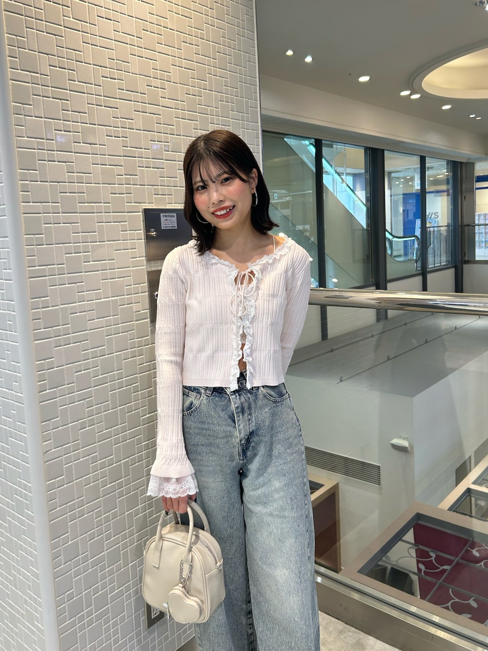 「デニム、デニムコーデ、カーディガン、春コーデ、デートコーデ」｜「Chicoの【3サイズ展開】ルーズワイドデニム（デニムパンツ、ブルー系）」を使った、Misatoさん（レディース・160cm）の春コーディネートの4枚目の写真
