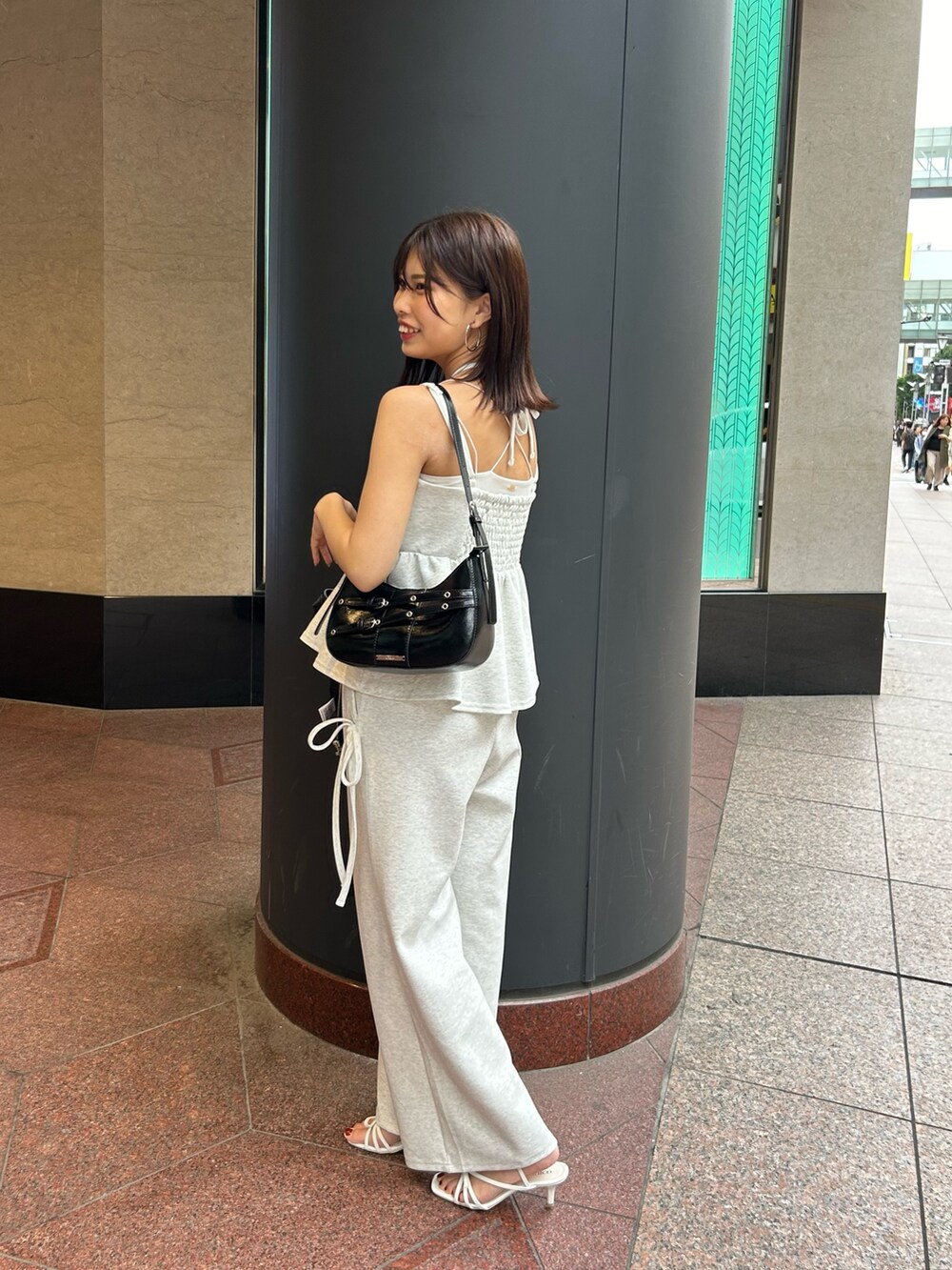 「スウェット、スウェットパンツ、スウェットコーデ、セットアップ、夏コーデ」｜「Chicoのホルターデザインベアキャミ（シャツ/ブラウス、ベージュ系）」を使った、Misatoさん（骨格ウェーブ・レディース・160cm）の春コーディネートの2枚目の写真