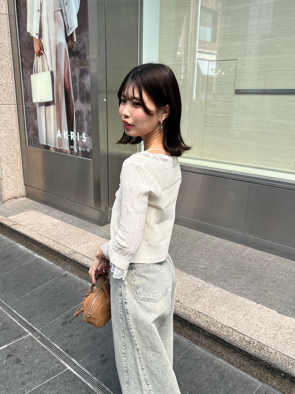 「カーディガン、カーディガンコーデ、デニム、デニムコーデ、春コーデ、ボレロ、デートコーデ」｜「Chicoの【7分袖】レースドッキングリブニットカーディガン（カーディガン/ボレロ、ホワイト系）」を使った、Misatoさん（骨格ウェーブ・レディース・160cm）の春コーディネートの5枚目の写真