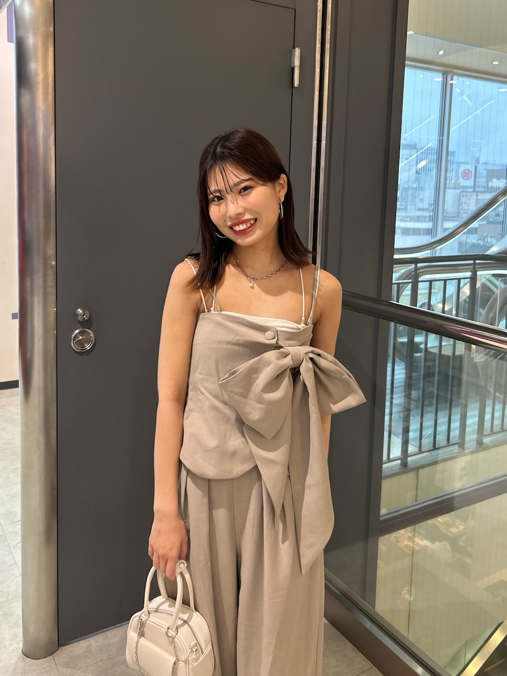 「コンビネゾン、セットアップ、夏コーデ」｜「Chicoの【SALON by Chico】2wayリボンデザインベアコンビネゾン（つなぎ/オールインワン、ベージュ系）」を使った、Misatoさん（骨格ウェーブ・レディース・160cm）の夏コーディネートの3枚目の写真