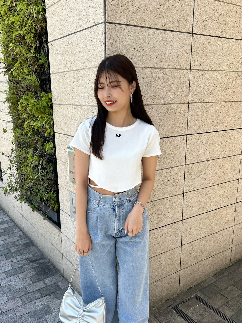 「デニム、デニムコーデ、サンダル、チビT、夏コーデ、デートコーデ」｜「Chicoの【完売カラー再販開始】ロゴプリント三角チビT（Tシャツ/カットソー、ホワイト系）」を使った、Misatoさん（レディース・160cm）の春コーディネートの5枚目の写真